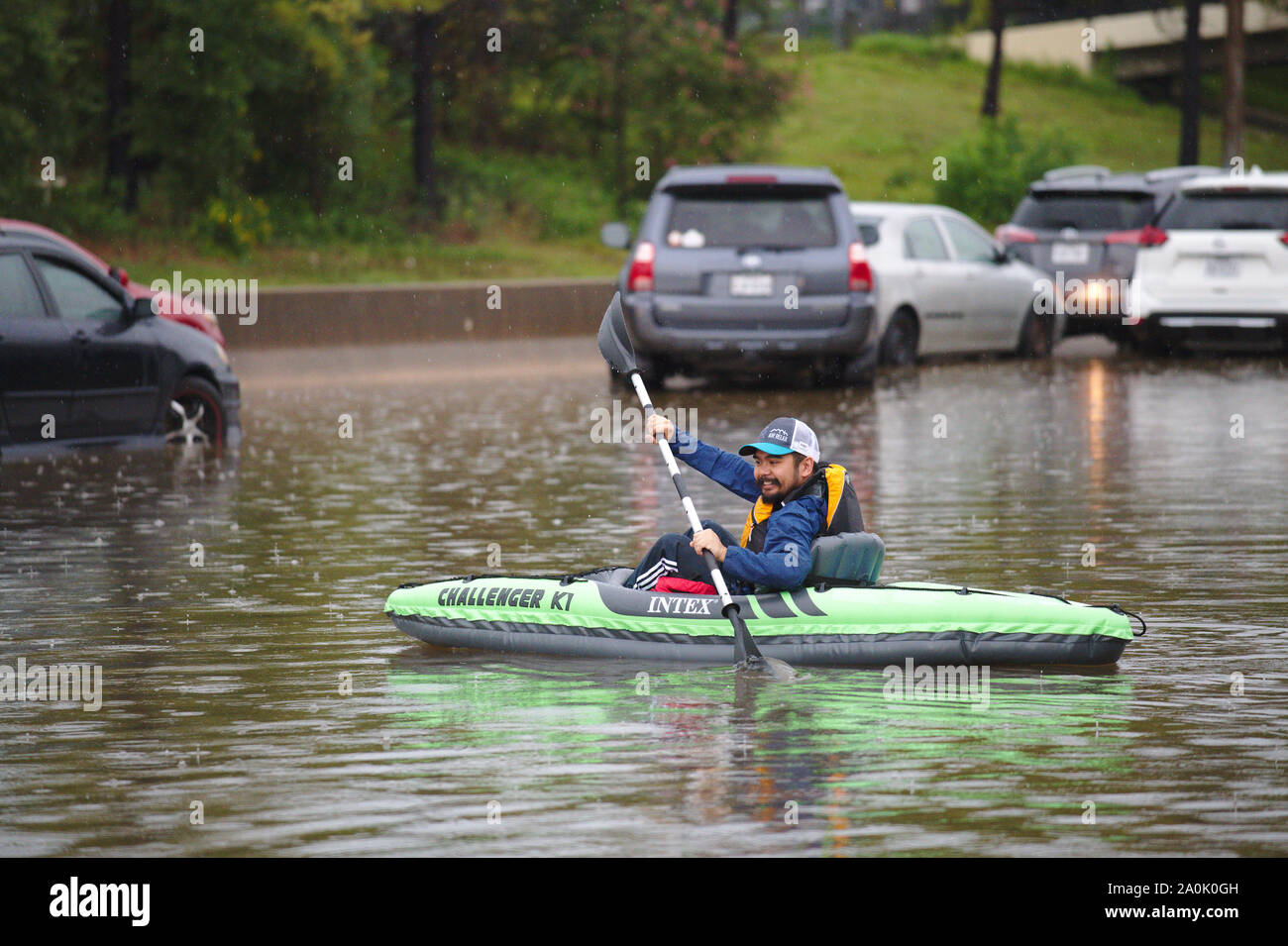 Houston, Texas/USA, 19. September 2019: Tropischer Sturm Imelda Ursachen Schließung von der Interstate 10 aufgrund der hohen Wasser. Ryan Sulapas bricht aus seinem Kajak. Stockfoto