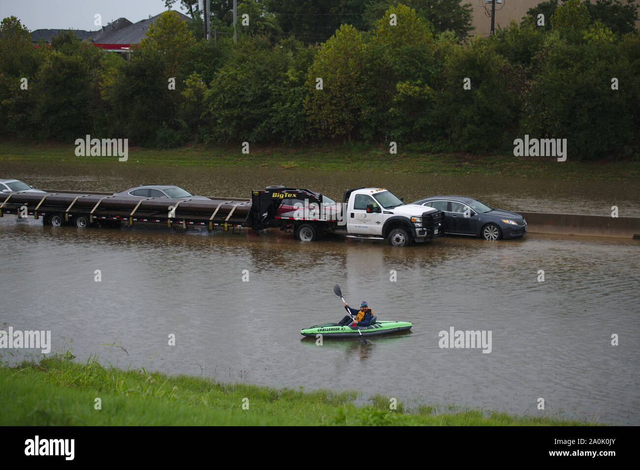 Houston, Texas/USA, 19. September 2019: Tropischer Sturm Imelda Ursachen Schließung von der Interstate 10 aufgrund der hohen Wasser. Ryan Sulapas bricht aus seinem Kajak. Stockfoto