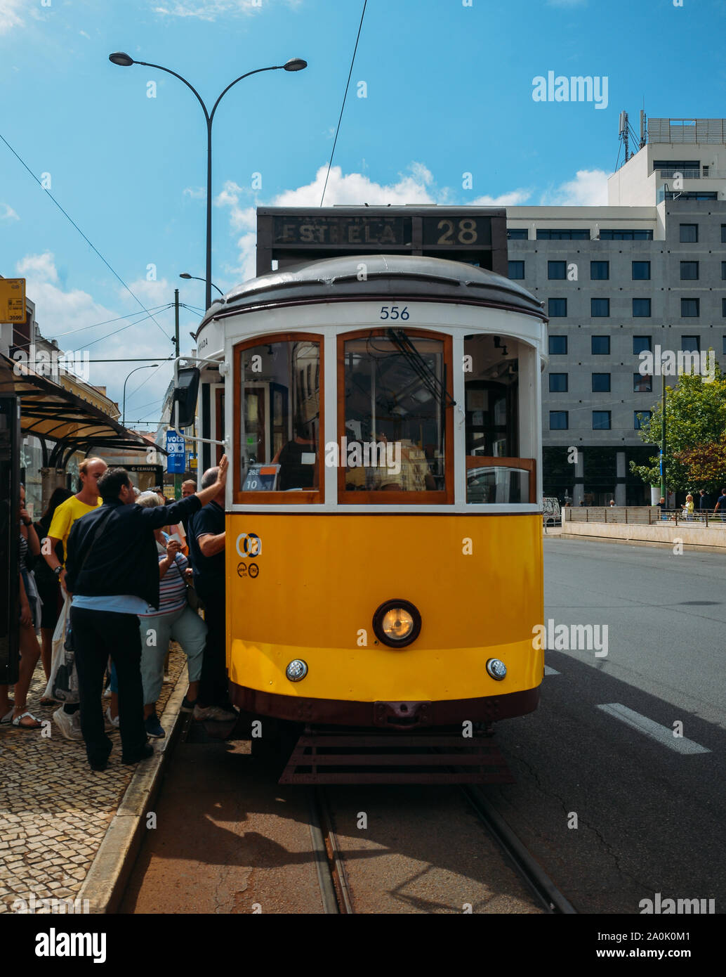 Lissabon, Portugal - Sept 20, 2019: Passagiere Warteschlange den berühmten gelben Tram 28 eingeben Stockfoto