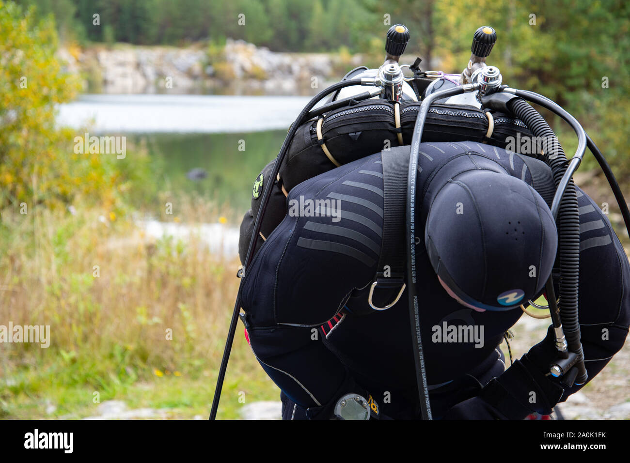 Paayanne See, Finnland - September 2019. Diver prüft Geräte in der Nähe des Sees. Männliche Taucher im Neoprenanzug überprüfen Ausrüstungen vor dem Eintauchen. Stockfoto