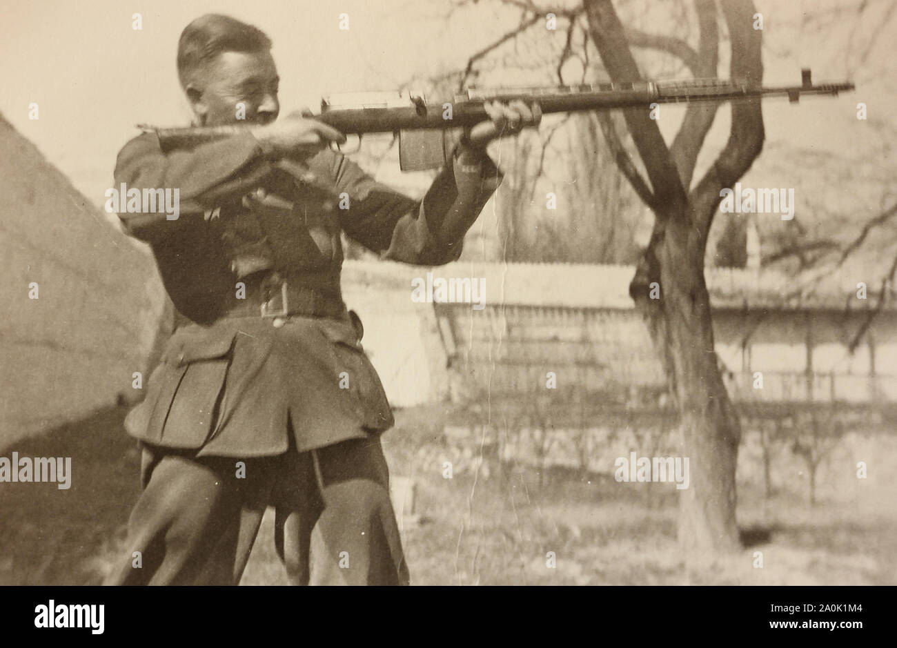 Deutscher Soldat schießt mit der Pistole. 1940er. Stockfoto