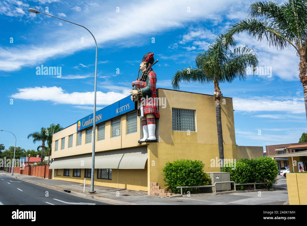 Medindie, South Australia, Australien - 15. März 2017. Außenansicht Comfort Inn Hotel und Scotty's Motel mit Statue der Großen Scotsman in Medind Stockfoto