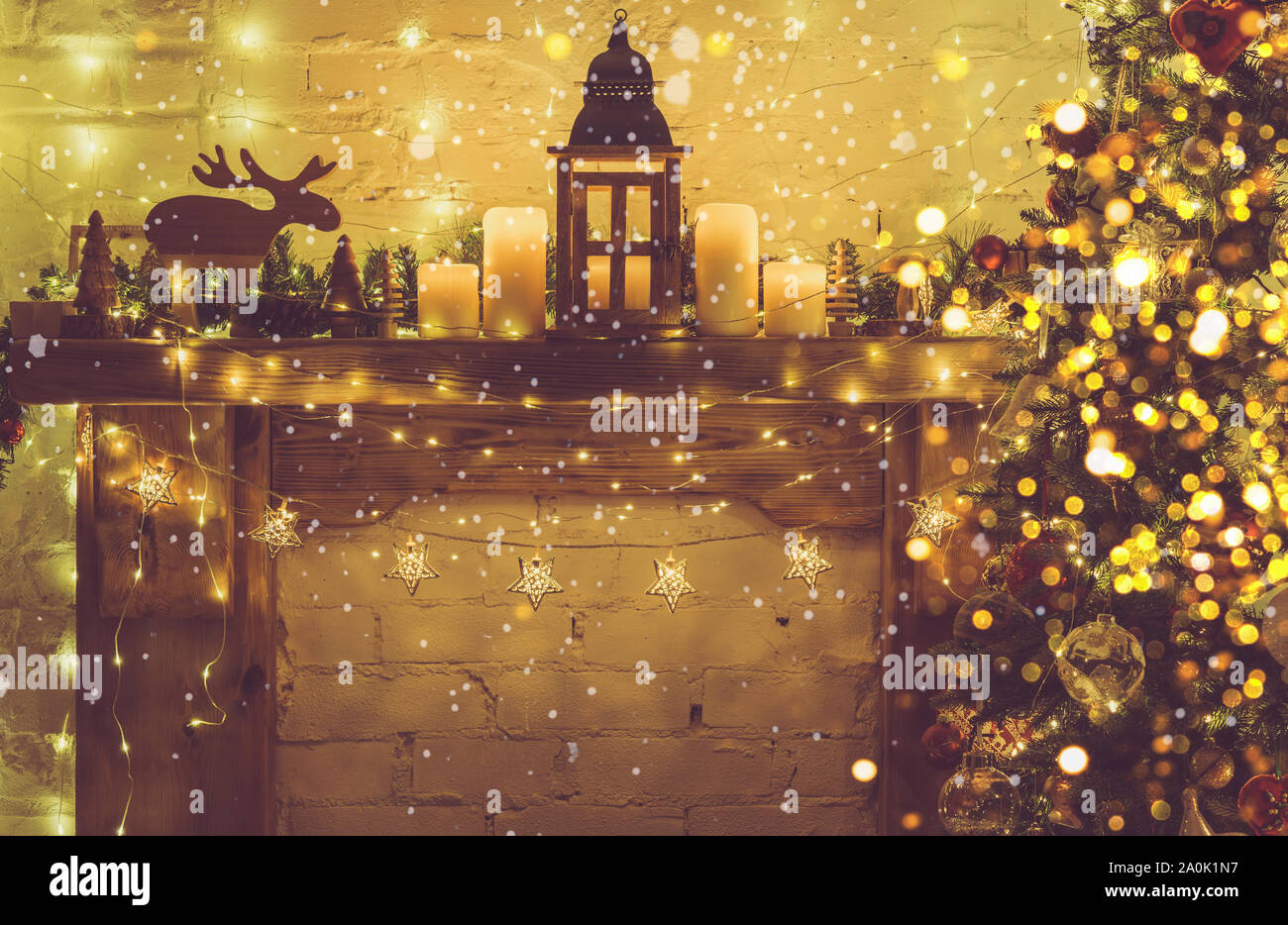 Magische festliche Komposition, dekoriert mit Kamin mit Holz Kamin Feuer umgeben, beleuchtete Weihnachtsbaum mit Kugeln, Sterne, Leuchten, Laternen und Kerzen, Bokeh, getönt, selektiven Fokus Stockfoto