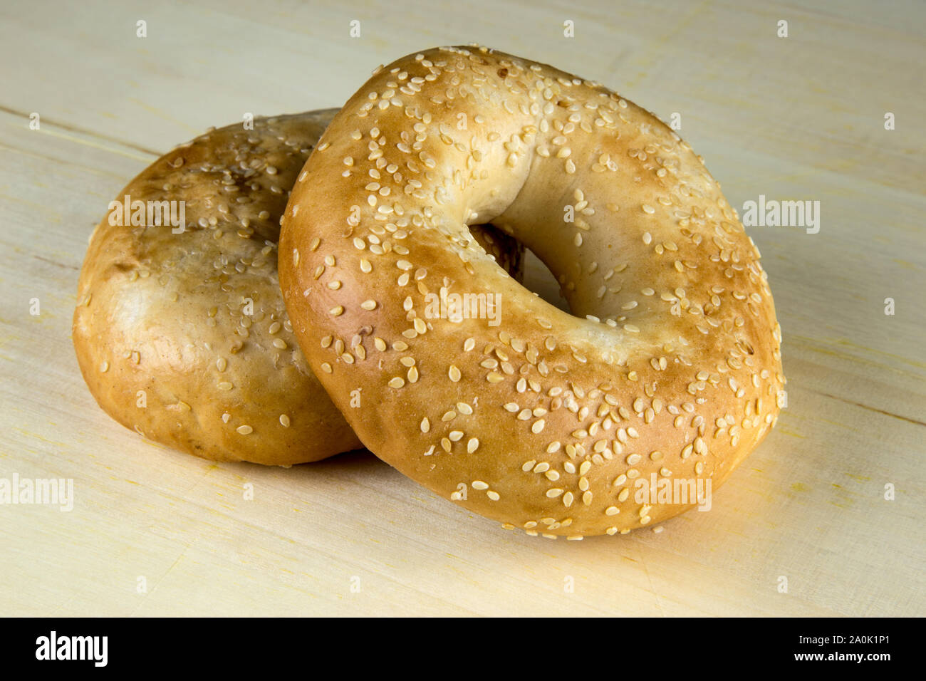 Frische Bagels mit Sesam auf einer hölzernen Oberfläche Stockfoto