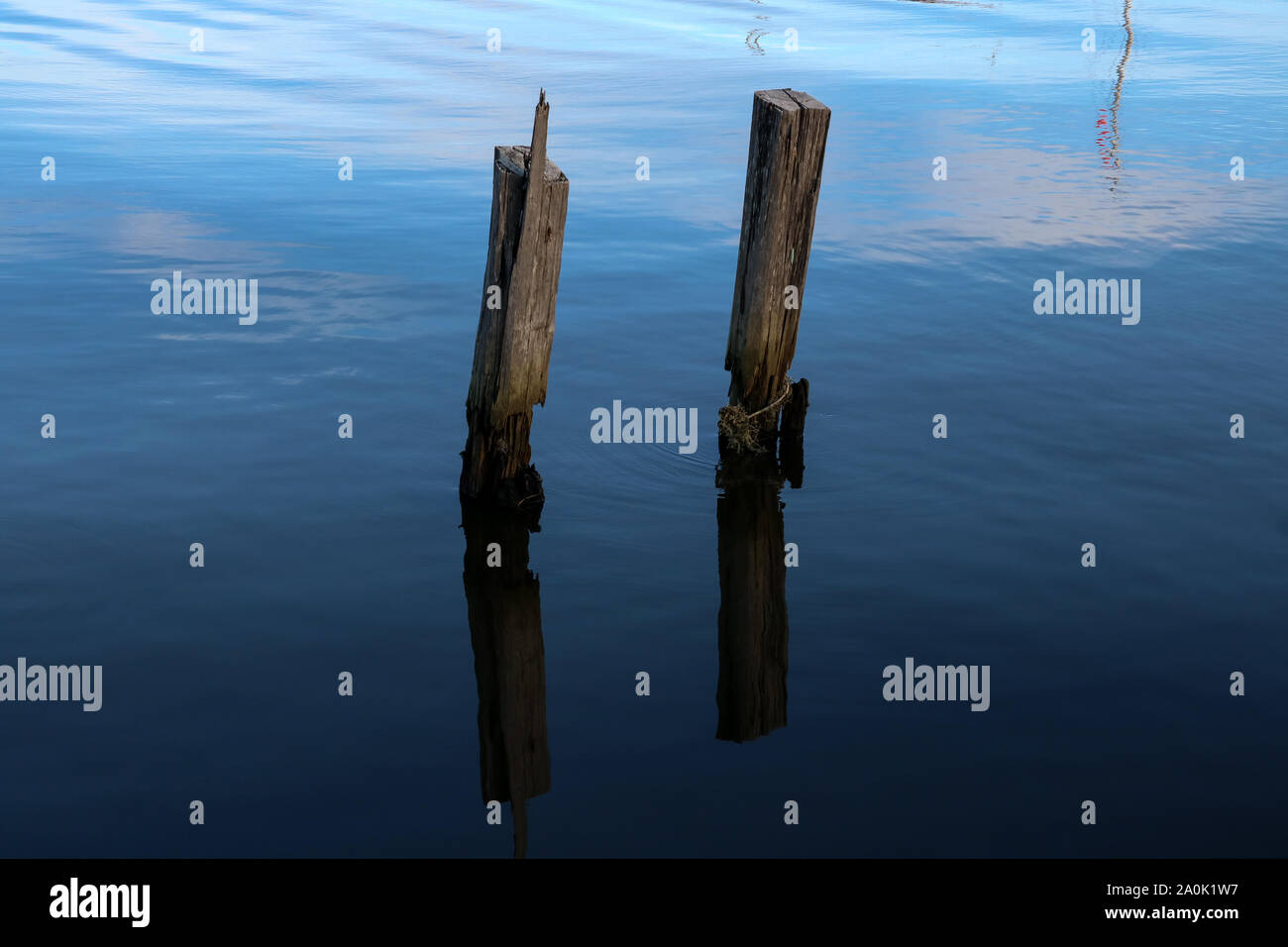 Alte Fachwerkhäuser jetty Säulen ragen aus dem Meer Stockfoto