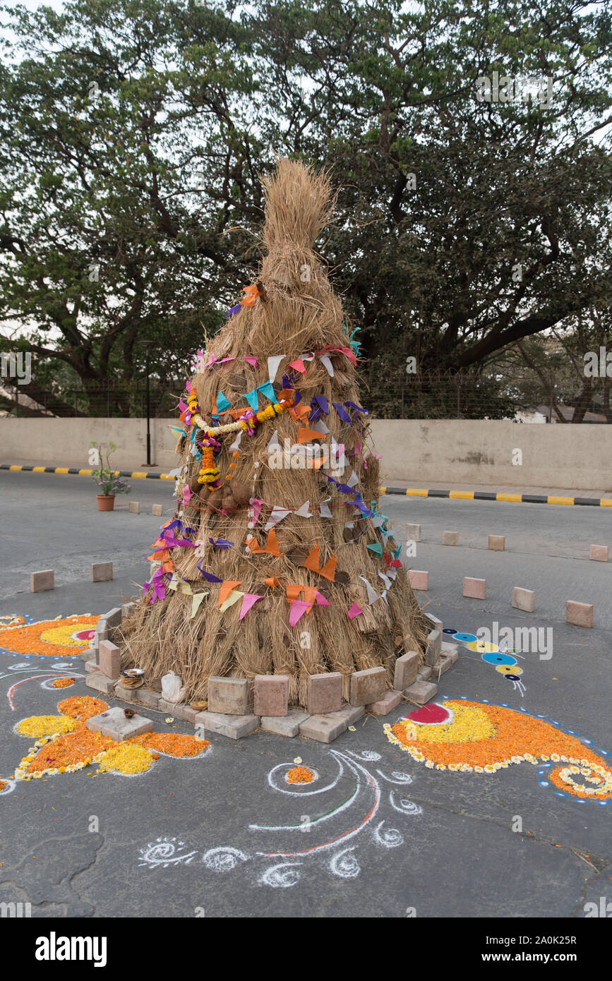 Das Holi Lagerfeuer zum Brennen vorbereitet, in einer Wohnanlage in Mumbai, Indien. Der Hindu Festival von Holi ist eine zweitägige Frühlingsfest von Indien. Stockfoto