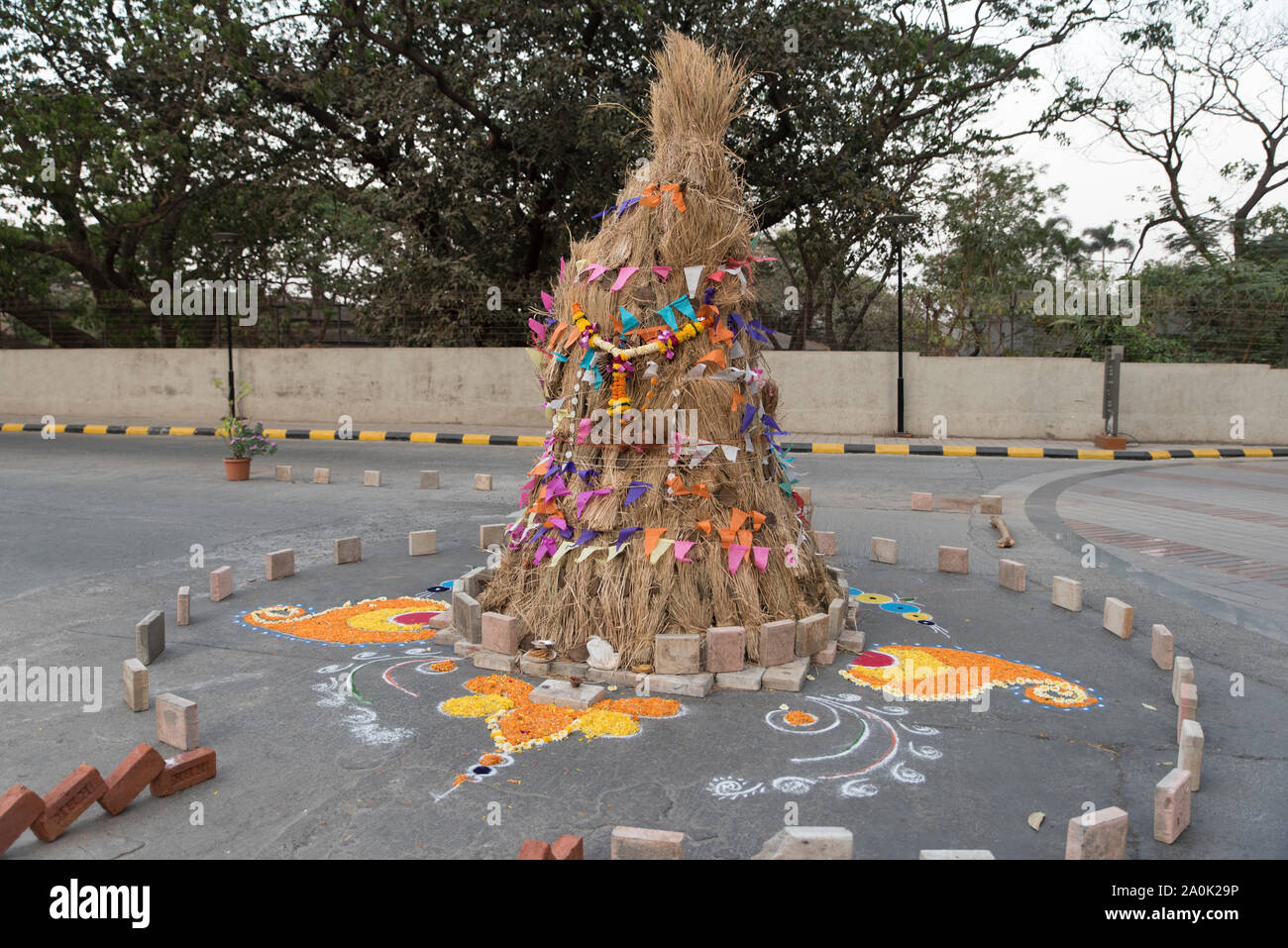 Das Holi Lagerfeuer zum Brennen vorbereitet, in einer Wohnanlage in Mumbai, Indien. Der Hindu Festival von Holi ist eine zweitägige Frühlingsfest von Indien. Stockfoto