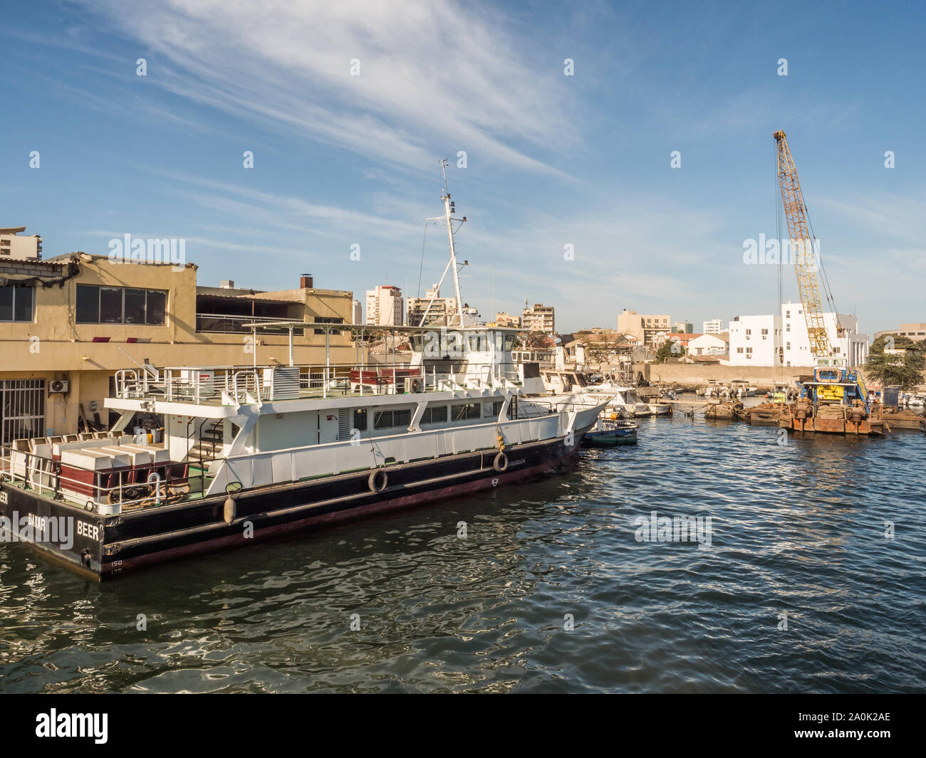 Dakar, Senegal - Februar 2, 2019: Blick auf den Hafen von Dakar im Senegal mit großen Schiffen, kleine Boote, Kräne und Ladungen in der Nähe des Kais. Afrika. Stockfoto