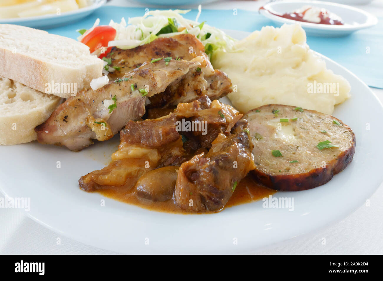 Platte in einem Fast Food Restaurant voller Essen Stockfoto