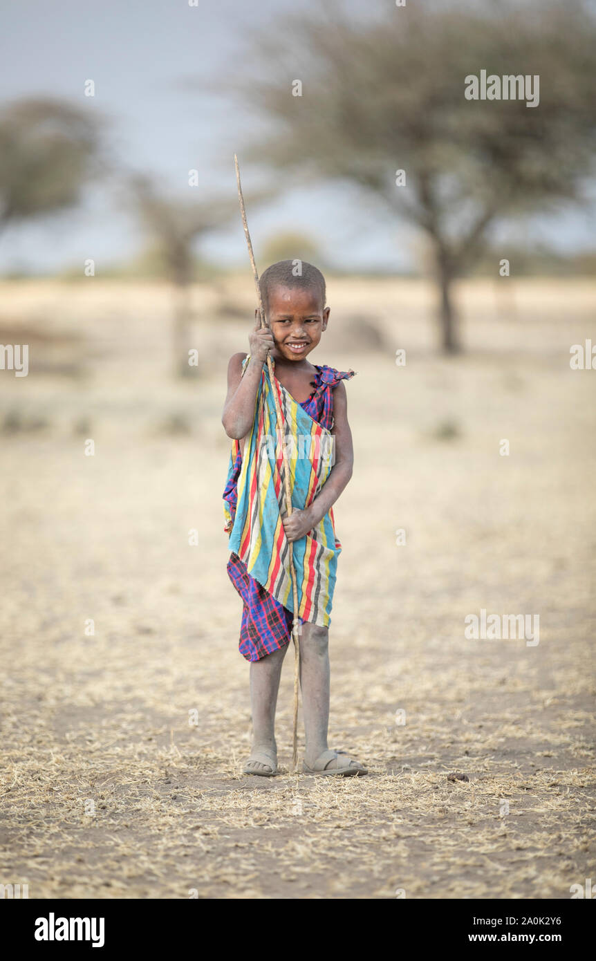 Arusha, Tansania, 7. September 2019: cute Masai Junge im traditionellen Outfit Stockfoto