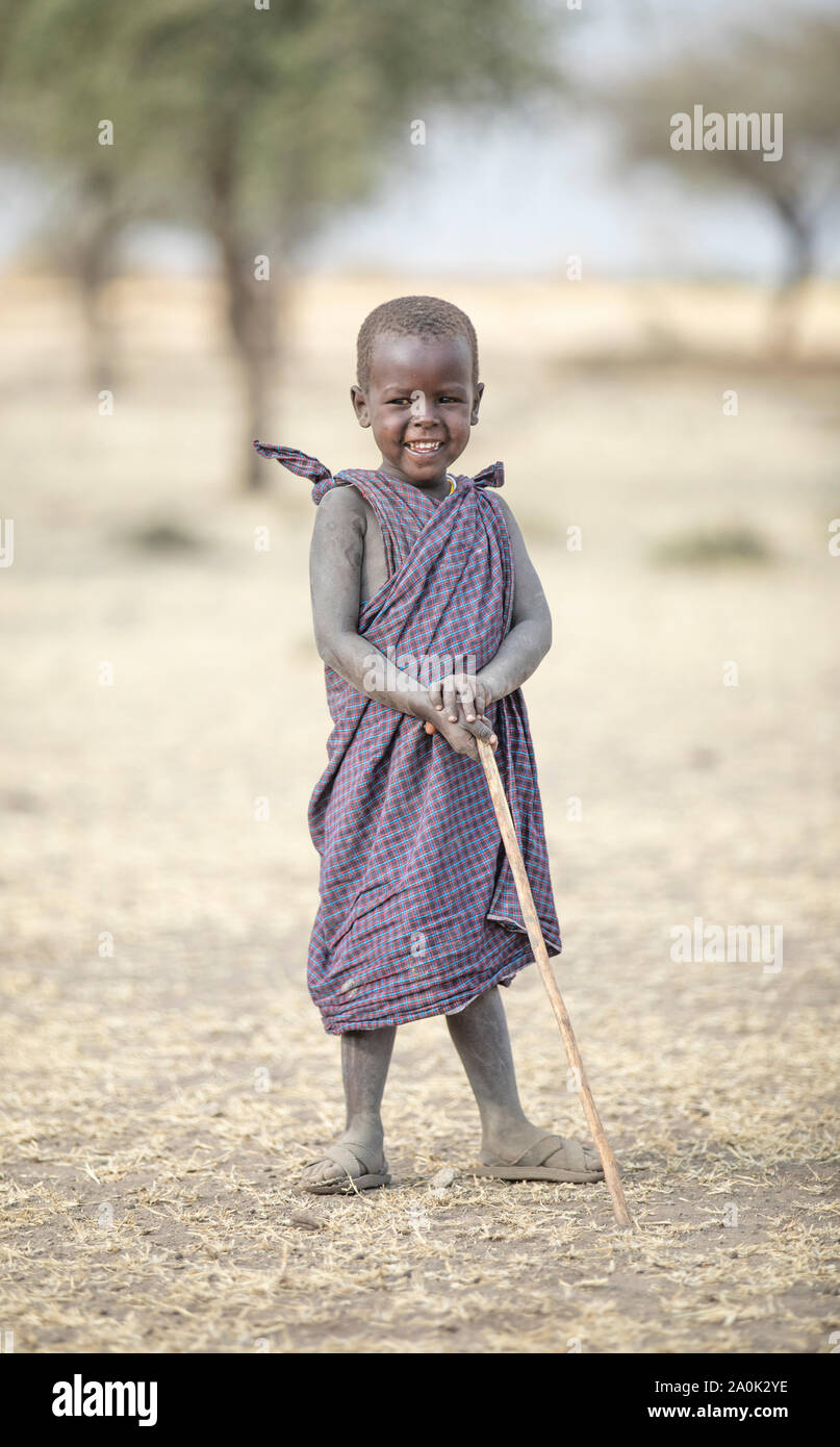 Arusha, Tansania, 7. September 2019: cute Masai Junge im traditionellen Outfit Stockfoto