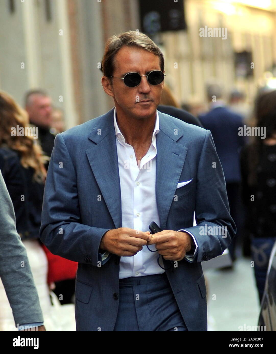 Roberto Mancini - 1990 Mancini Vicini Un Cieco In Panchina Calcio Squadra Italia / Malaga's chilean coach manuel pellegrini has been strongly tipped to replace mancini.