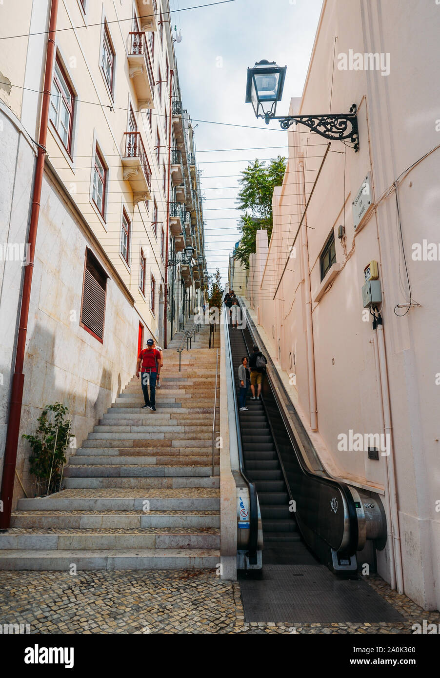 Lissabon, Portugal - Sept 20, 2019: Rolltreppe von Martim Moniz zum Castelo de Sao Jorge in Lissabon, Portugal Stockfoto