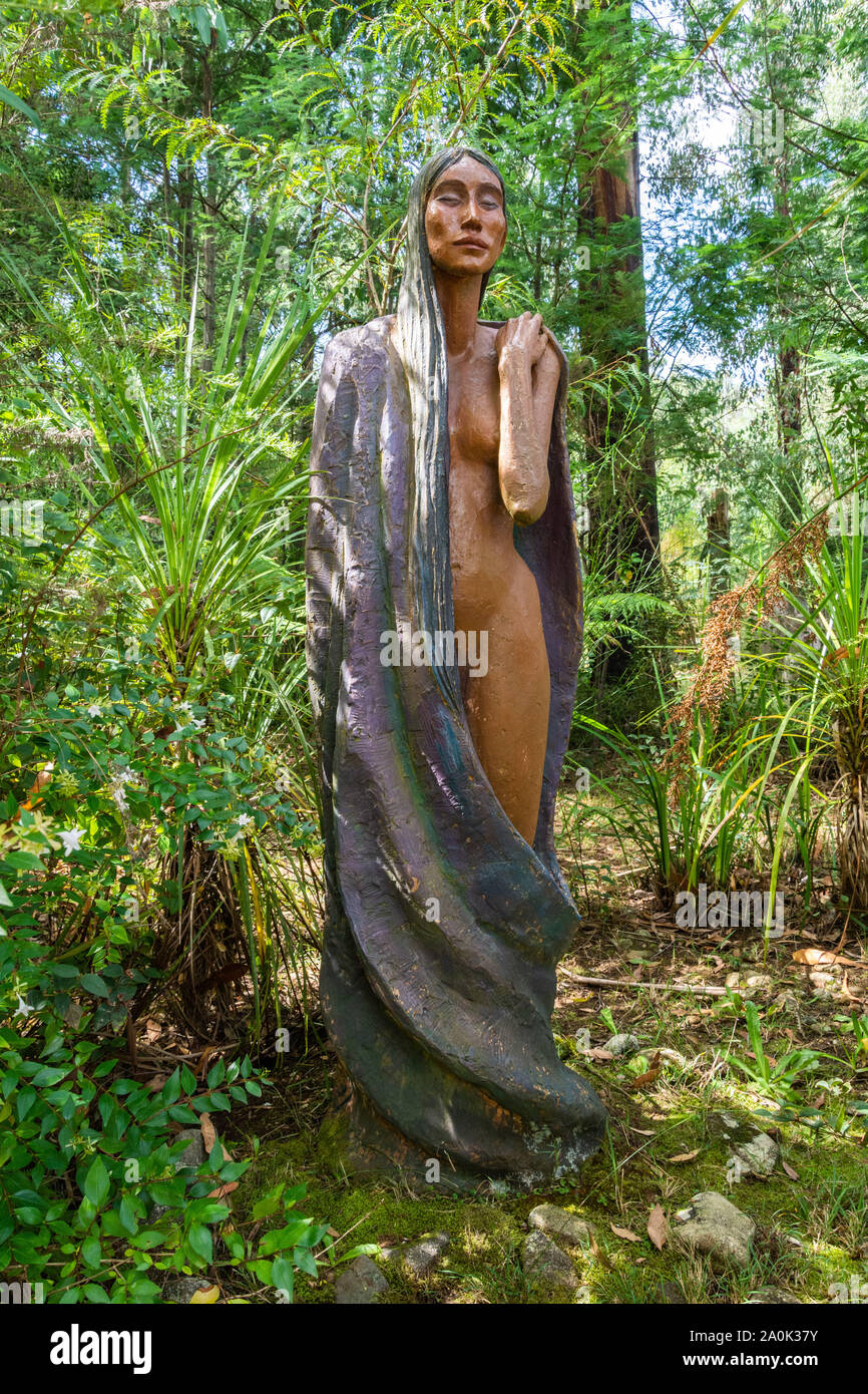 Marysville, Victoria, Australien - März 24, 2017. Skulptur von einer schönen Frau unter Vegetation an Bruno Lade Skulpturengarten in Marysville, VIC. Stockfoto