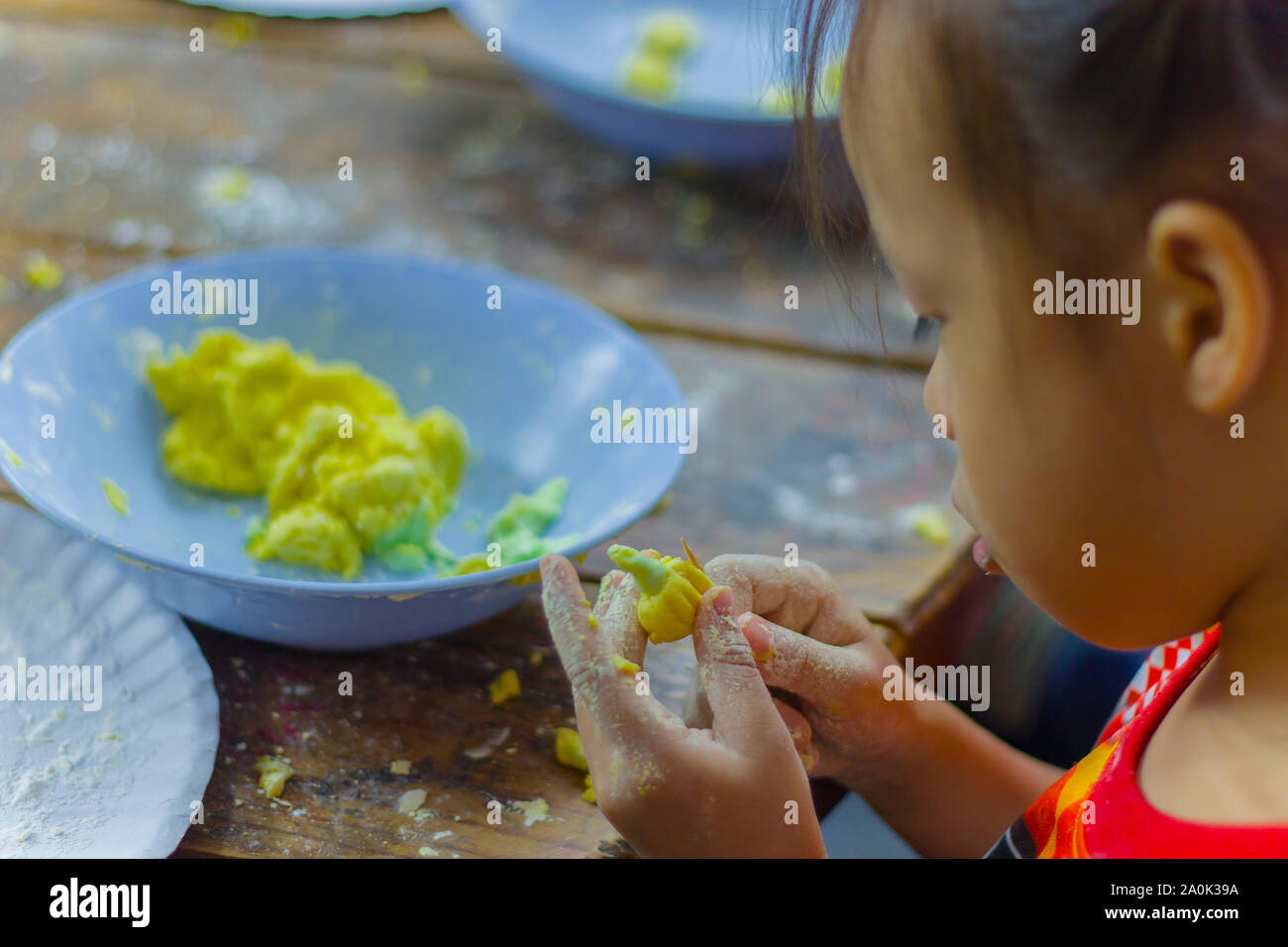 Selektiver Fokus der Kinder Zubereitung Teig für Kochen Thai Dessert. Hochauflösendes Bild Galerie. Stockfoto