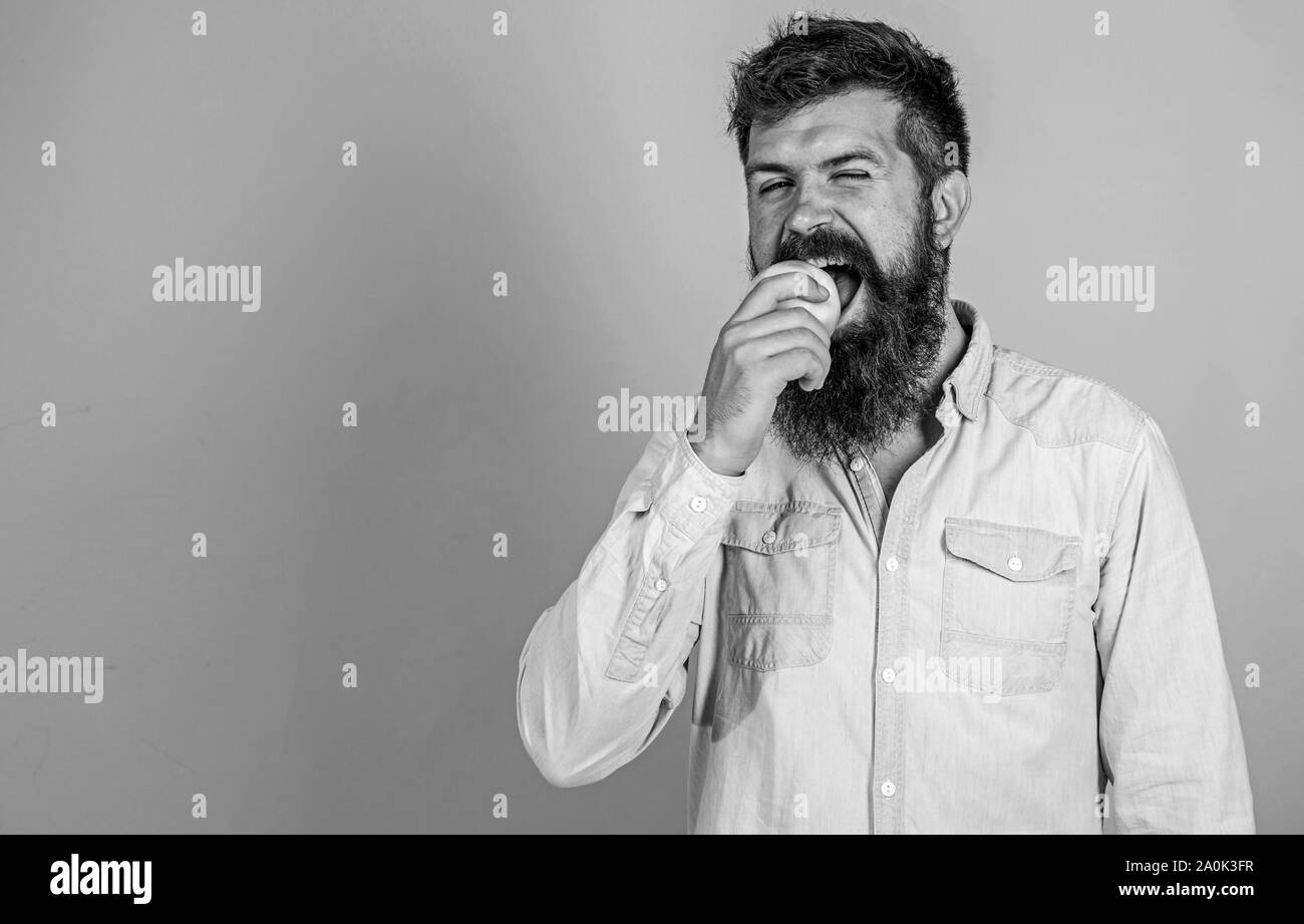 Äpfel beliebte Obst in der Welt. Essen Sie gesund. Essen kann Apple niedriger Blutzuckerspiegel helfen und vor Diabetes schützen. Mann mit Bart hipster halten Apfel Obst Hand. Ernährung Fakten und Nutzen für die Gesundheit. Stockfoto
