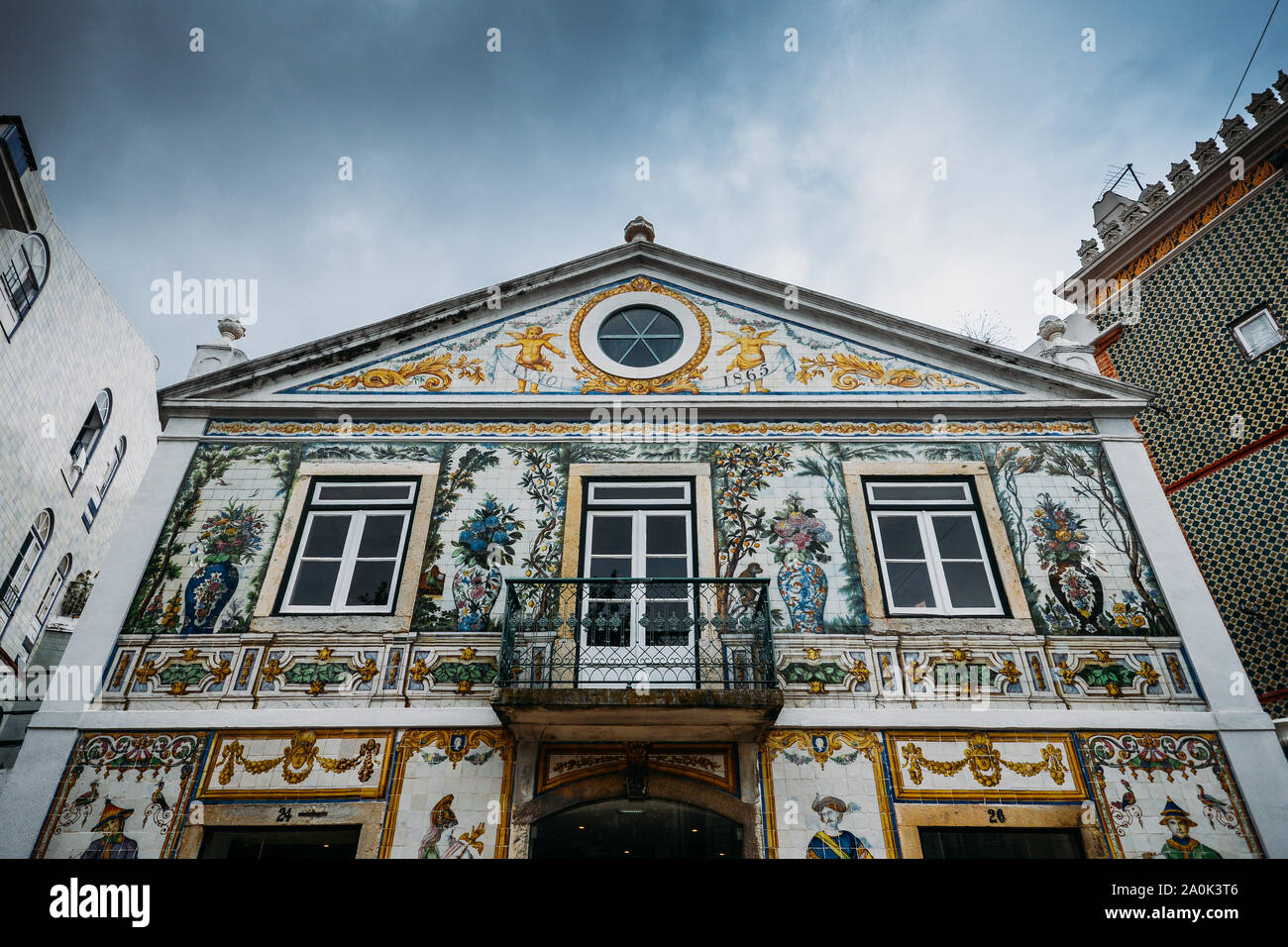 Lissabon, Portugal - Sept 20, 2019: klassische Gebäude in farbenfrohe Kunst abgedeckt - Jugendstil azulejos in der martim Moriz Viertel von Lissabon, PT Stockfoto