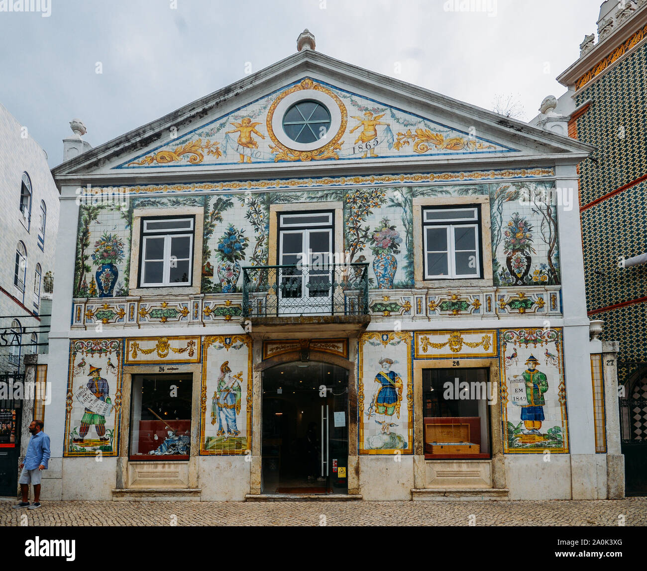 Lissabon, Portugal - Sept 20, 2019: klassische Gebäude in farbenfrohe Kunst abgedeckt - Jugendstil azulejos in der martim Moriz Viertel von Lissabon, PT Stockfoto