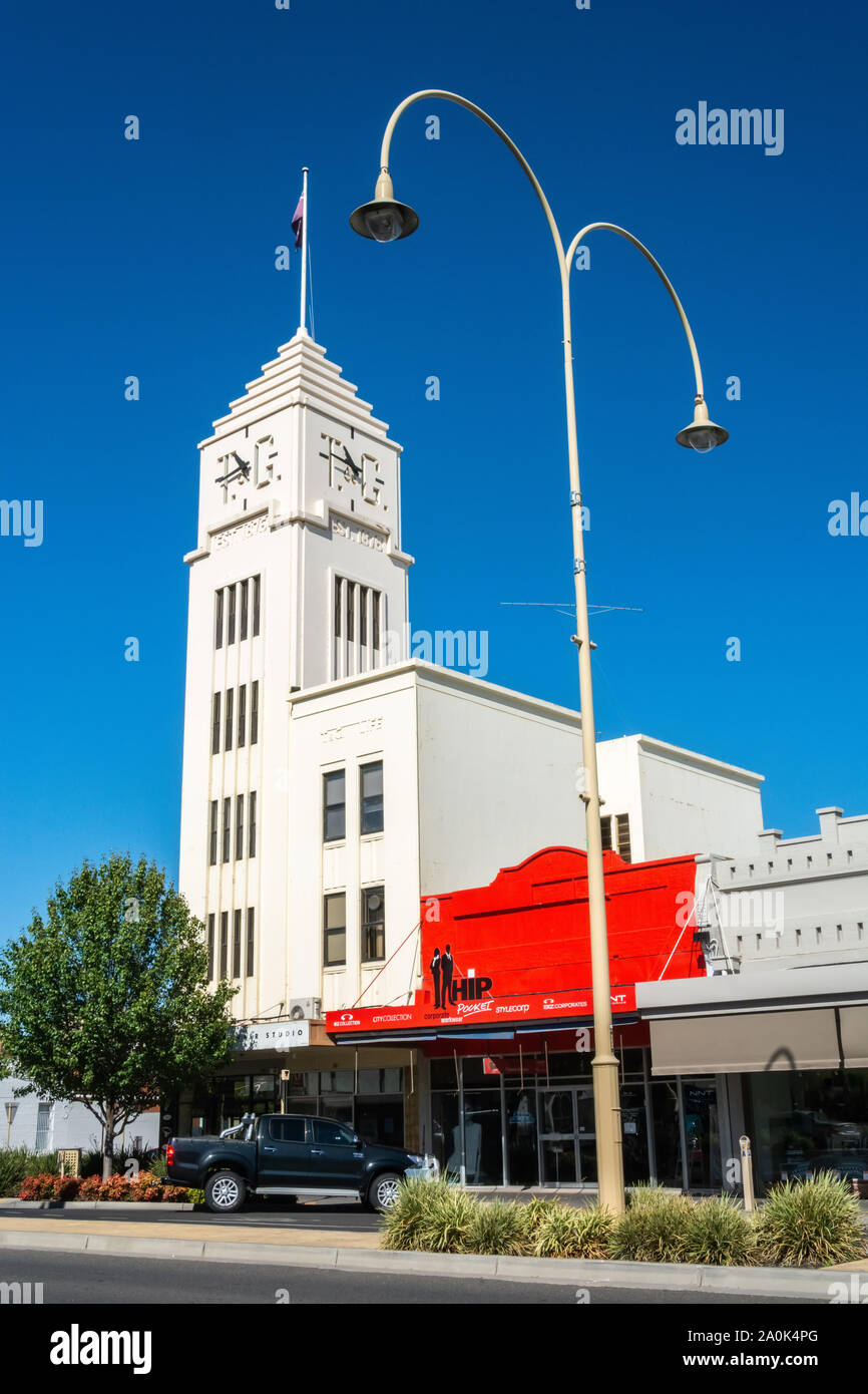 Horsham, Victoria, Australien - März 4, 2017. Außenansicht des historischen T&G Gebäude in Horsham, VIC, mit Auto und Gewerbe. Stockfoto