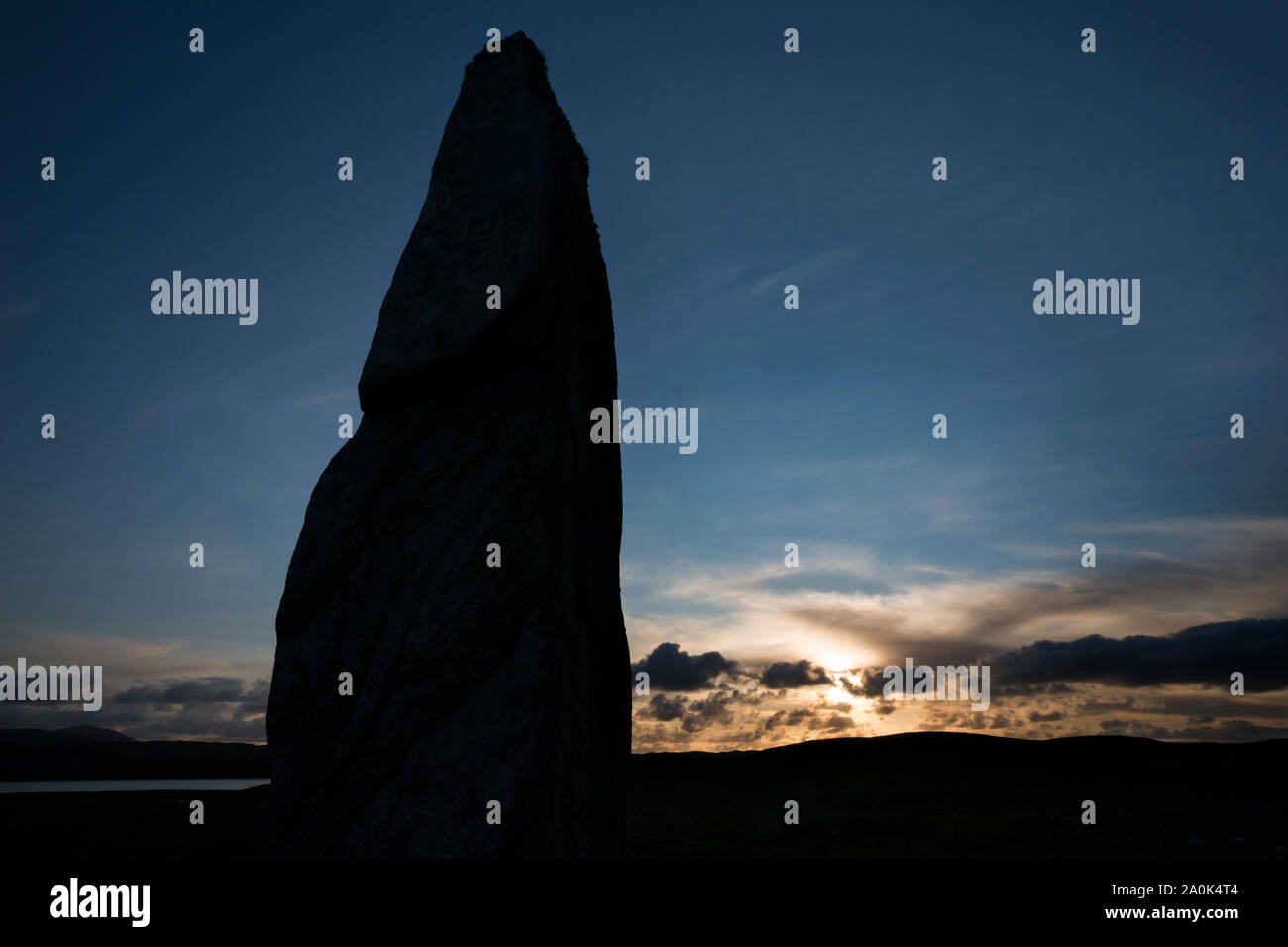 Einsame Stein wahrscheinlich verwendet der Sonne oder Mond ist von Menschen, die auf der Insel in 3000 v. Chr., Callanish Standing Stones, Isle of Lewis, Äußere Hebriden, S Stockfoto