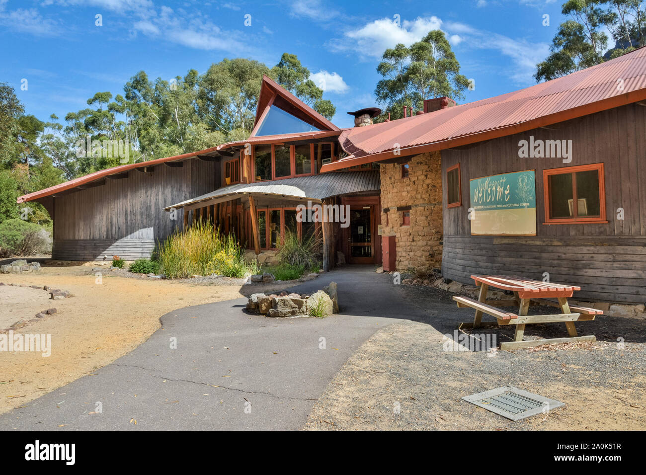 Halls Gap, Victoria, Australien - 5. März 2017. Außenansicht des Brambuk Cultural Centre in Halls Gap, VIC. Stockfoto