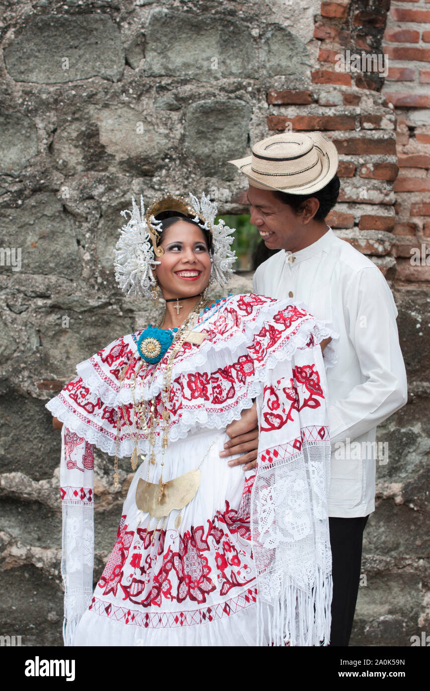 Eine panamasche Mann mit einem traditionellen mole Umarmungen eine Frau bekleidet Pollera, Tracht in Panama, Panama la Vieja Ruinen, Panama City, Panama Stockfoto