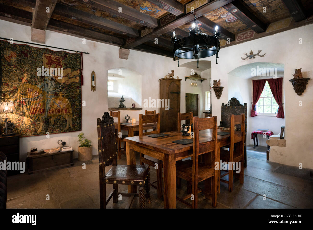 Holztisch und Wandteppich in der großen Halle der Burg Levan, eine befestigte mittelalterliche Turm Haus mit einer bemalten Decke, Gourock, Schottland, Großbritannien Stockfoto
