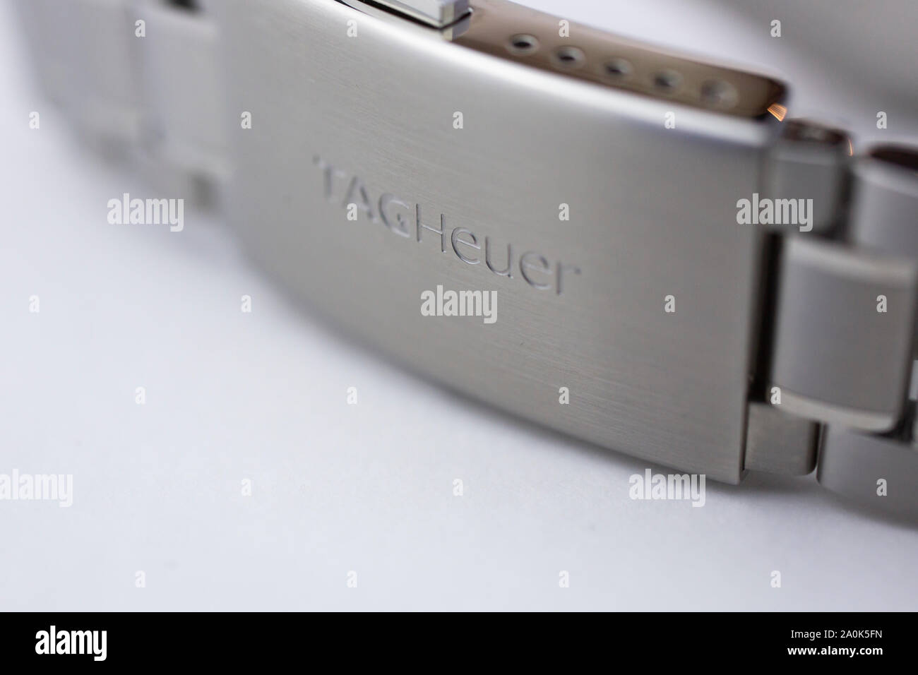 Chaux-de-Fonds, Schweiz, 21. August 2019 - Die Nahaufnahme von Tag Heuer Logo auf Swiss Made Uhren Armband Stockfoto