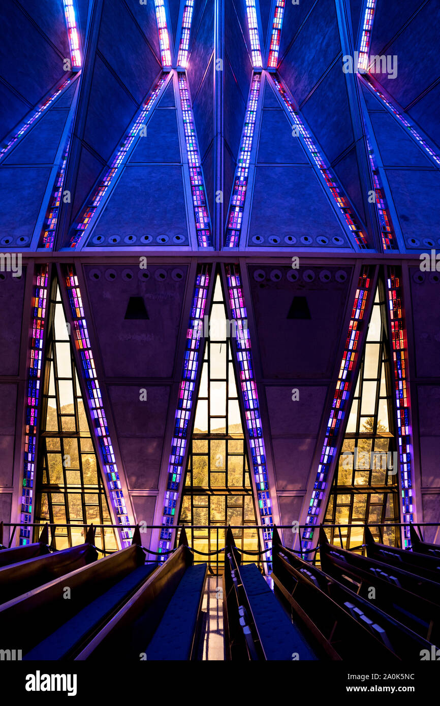 Das außergewöhnliche Design von Glasmalereien und abgewinkelten Linien mimicing Flugzeugtragflächen schmückt das Innere der Kapelle in der Air Force Academy in Colorado Autolöscher Stockfoto