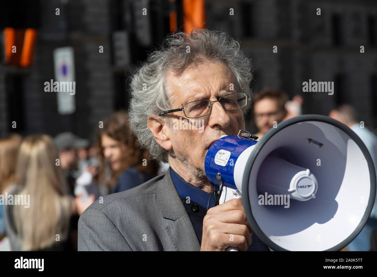 Westminster, London UK. 20. September 2019. Das globale Klima Streik Protest: Piers Corbyn, Bruder von Arbeiterführer Jeremy Corbyn MP außerhalb des Parlaments. Stockfoto