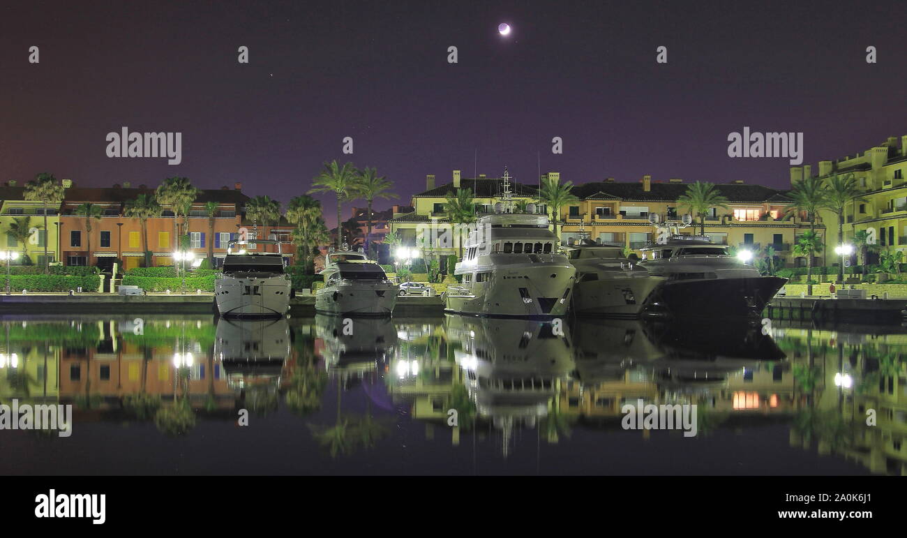 Majestätischen Yachten angedockt im Hafen in einer ruhigen Nacht Stockfoto