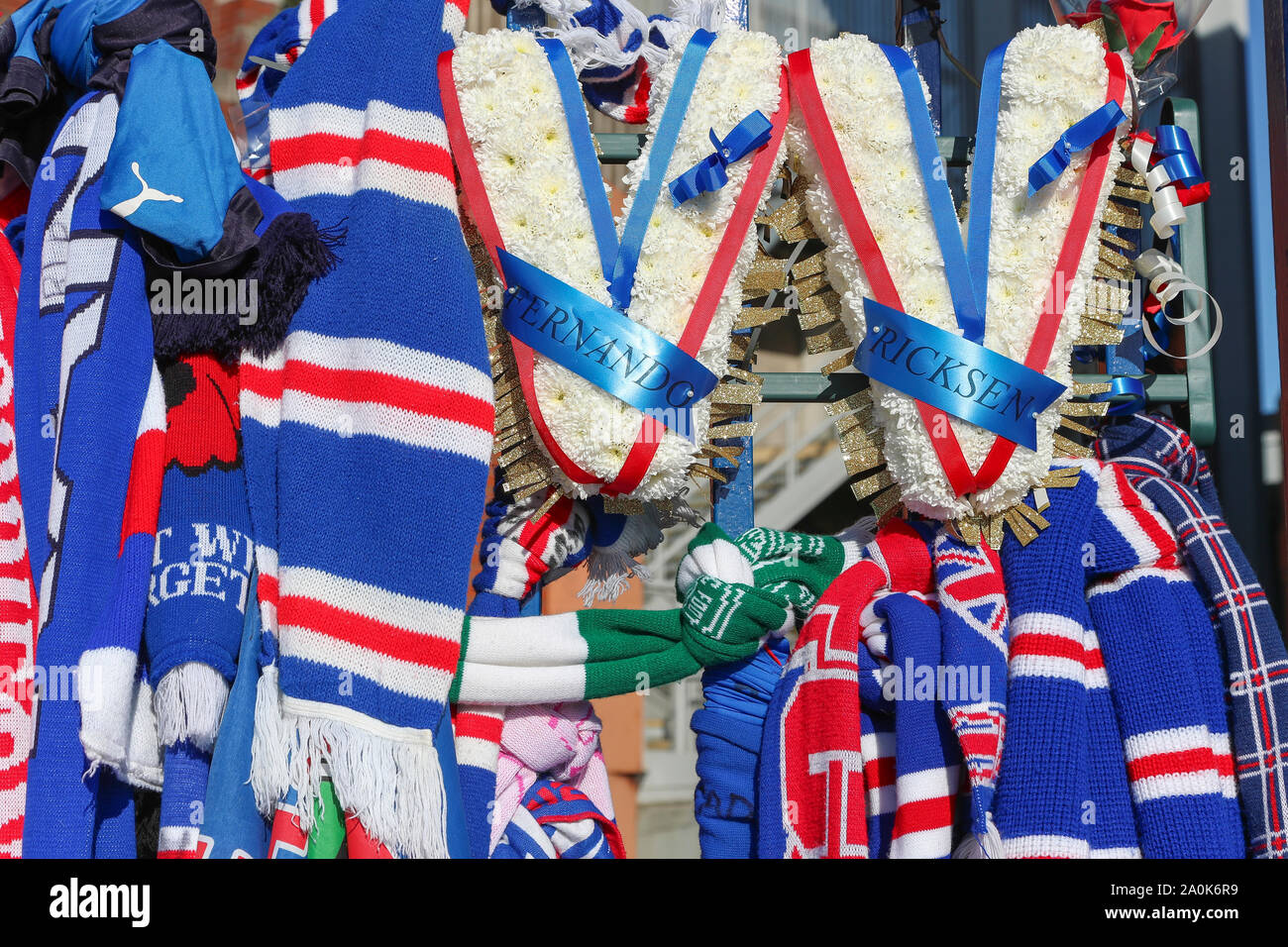 Glasgow, UK. 20 Sep, 2019. Tribute, einschließlich Blumen, Schals, Fußball, Karten und Kuchen haben an der Broomloan Straße und Copland Straße Tore von Ibrox Stadion, der Heimat der Glasgow Rangers in Respekt für FERNANDO RICKSEN, der Niederländischen internationalen Fußballer, die für Förster und der starb der Motor Neuron Disease (MND) am 18. September 2019, im Alter von 43 Links. Credit: Findlay/Alamy leben Nachrichten Stockfoto