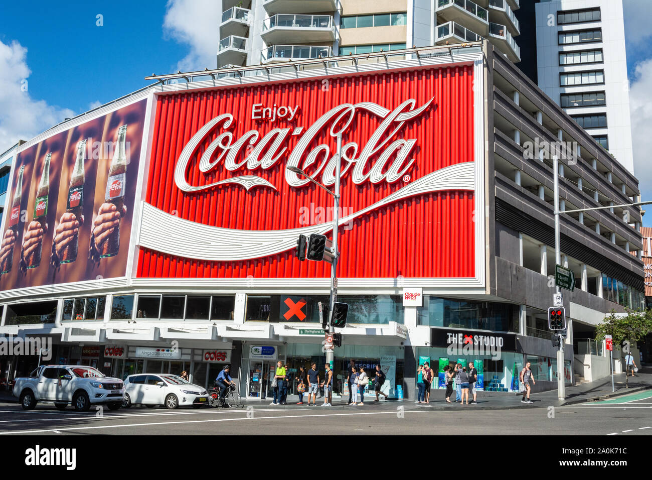 Sydney, Australien - 10. März 2017. Die Coca-Cola-Plakatwand in Kings Cross, Sydney, mit Gewerbe und Leute, tagsüber. Stockfoto