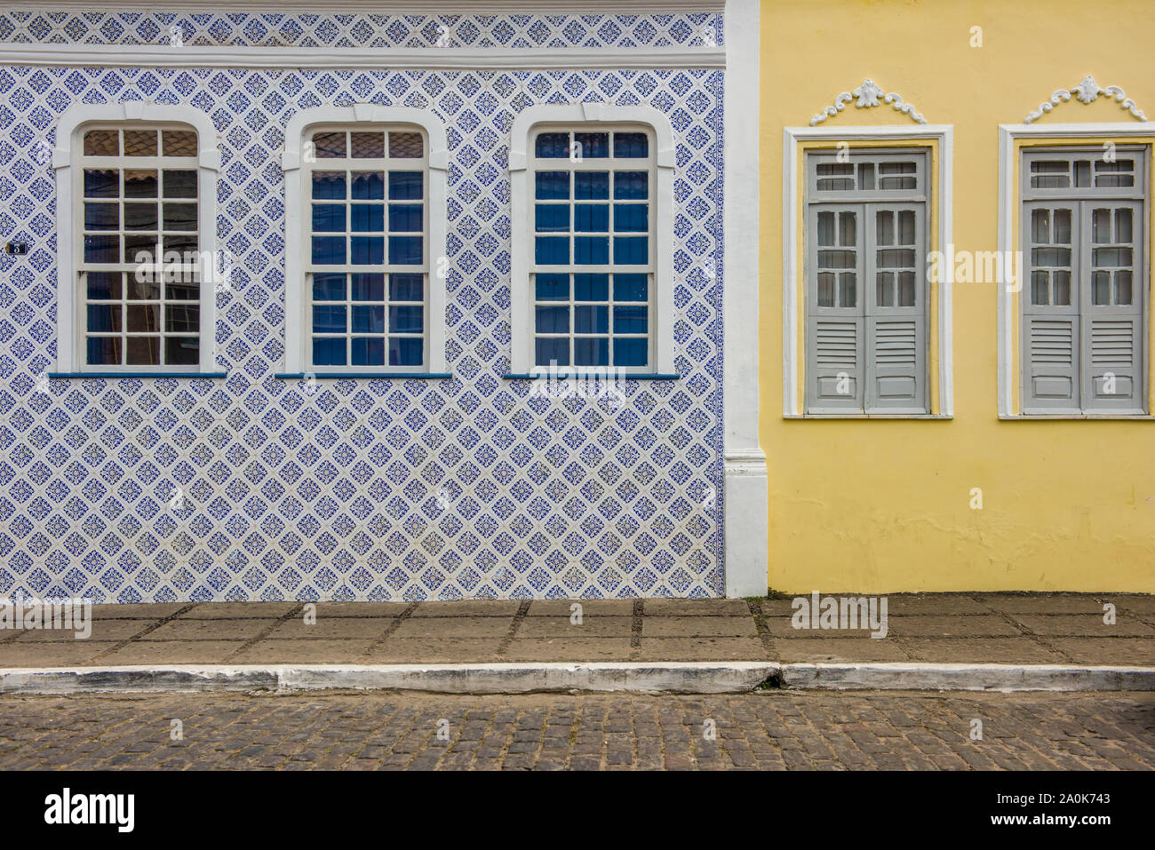 Bunte Häuser aus der Kolonialzeit in der historischen Stadt Cachoeira Stockfoto