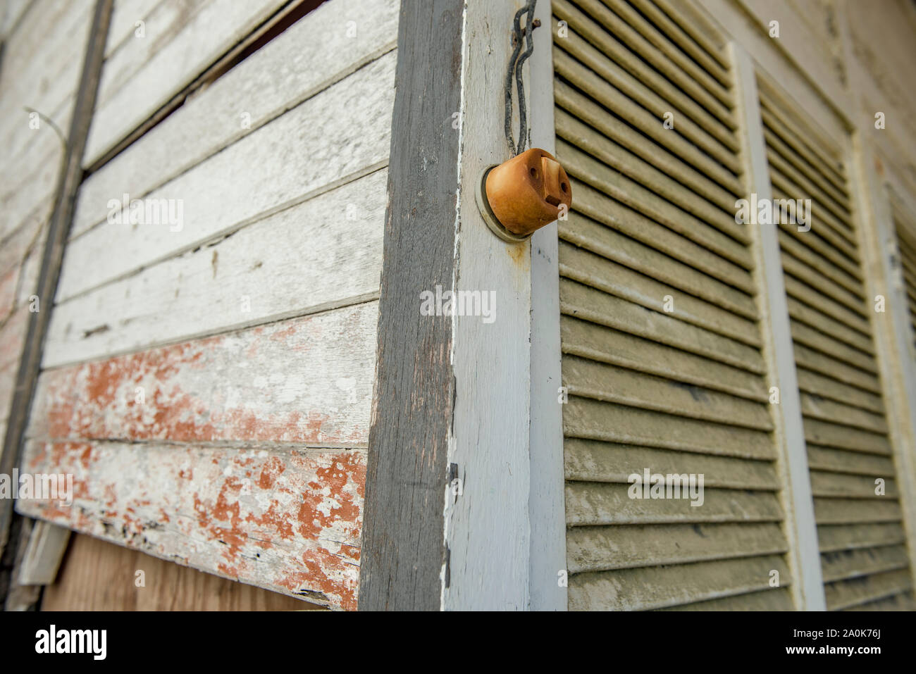 Elektrische Schalter in einem verlassenen Haus aus Holz Stockfoto
