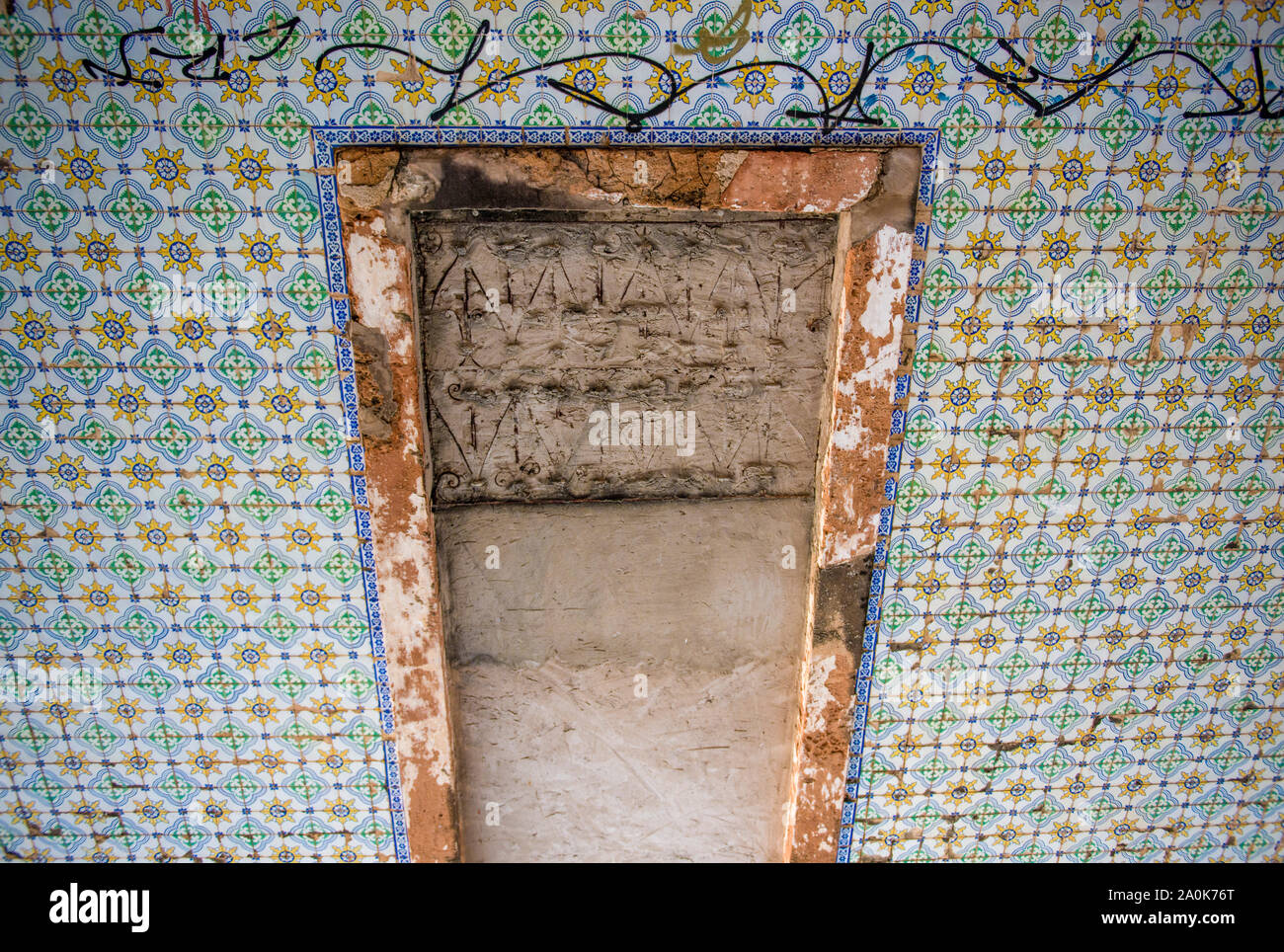 Details der portugiesischen Kacheln an der Wand eines verlassenen Hauses in Sao Luis Stockfoto