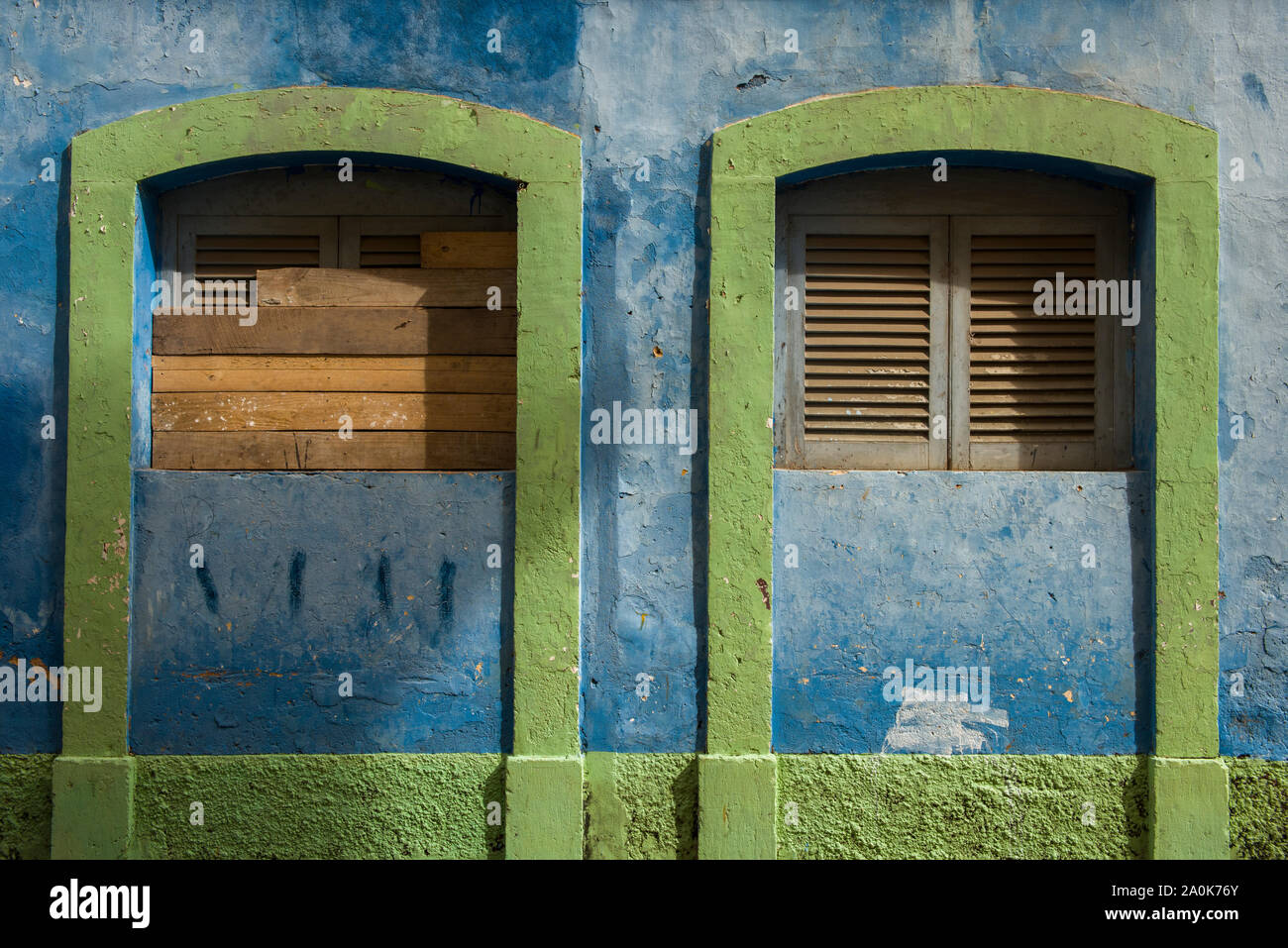 Windows von verlassenen Haus im Kolonialstil im Zentrum von Sao Luis Stockfoto