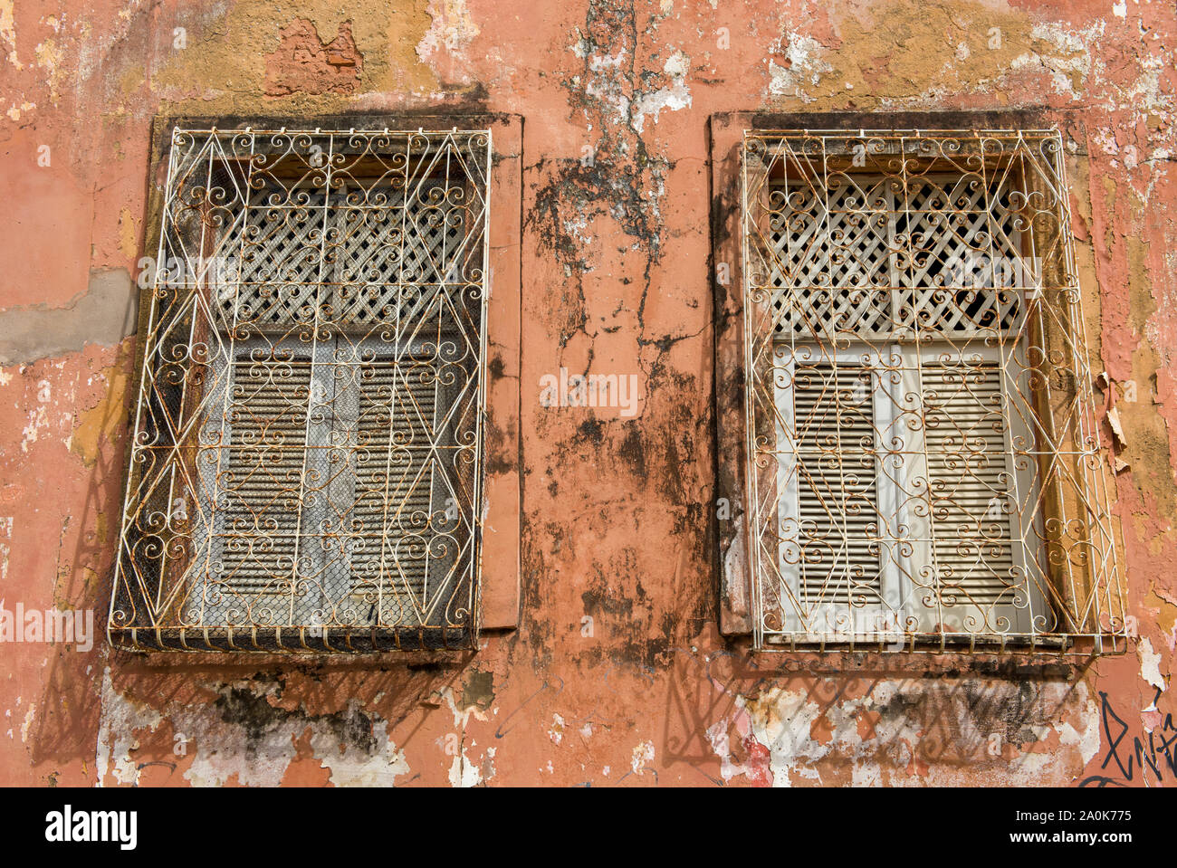 Windows von verlassenen Haus im Kolonialstil in Sao Luis historischen Zentrum Stockfoto