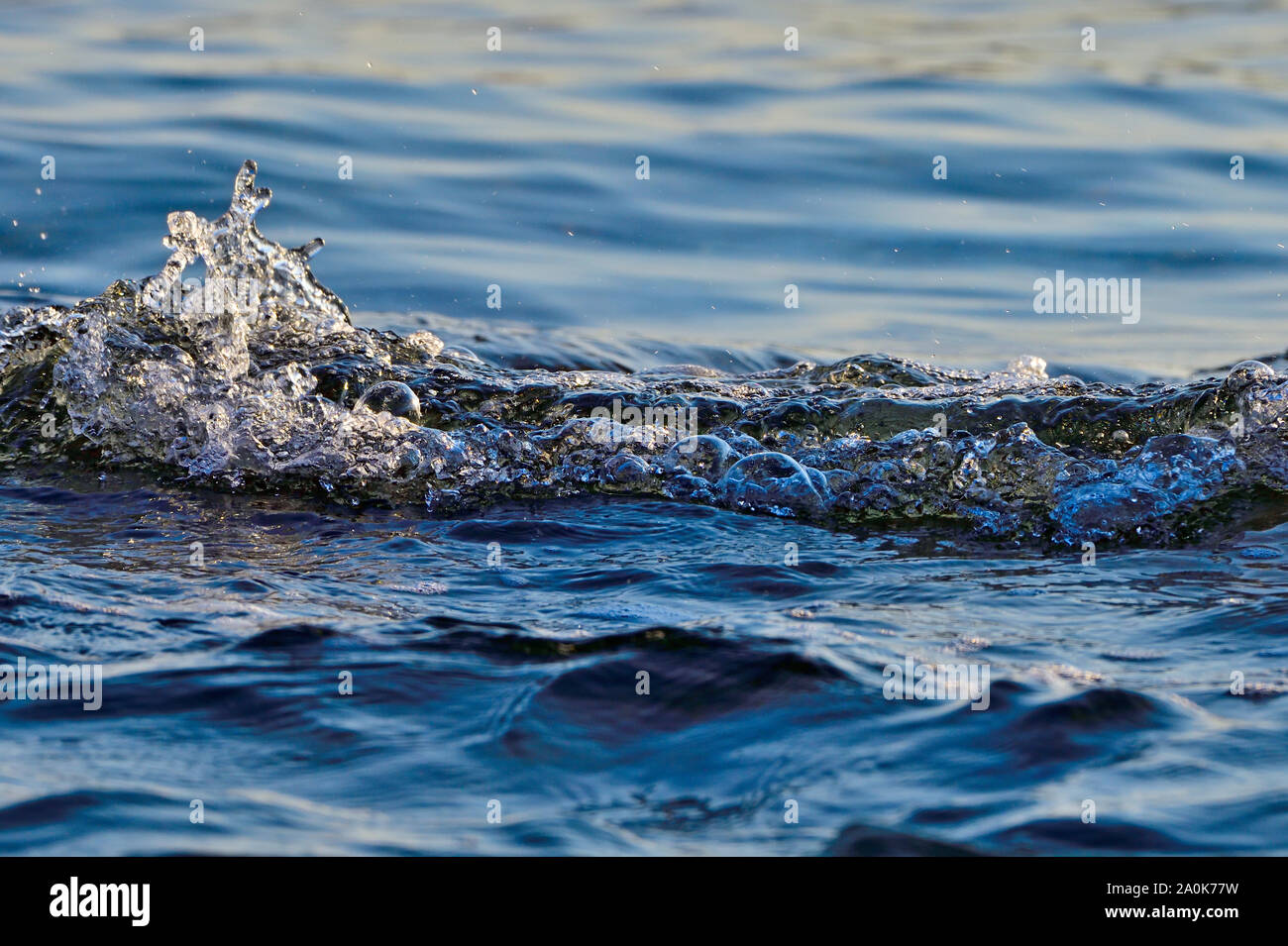 Ein horizontales Bild von Meer Wasser spritzt und sprudelt, wie die Wellen nach innen an der Küste von Vancouver Island, British Columbia Kanada bewegen. Stockfoto