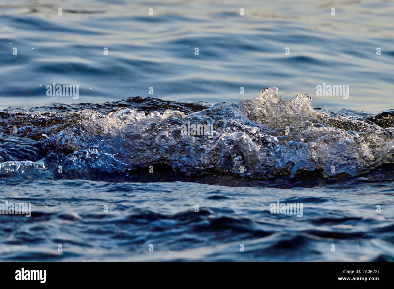 Eine Nahaufnahme Bild von einigen Wellen in die Ufer plätschern Einige Spritzer und Blasen erzeugen auf Vancouver Island British Columbia Kanada. Stockfoto