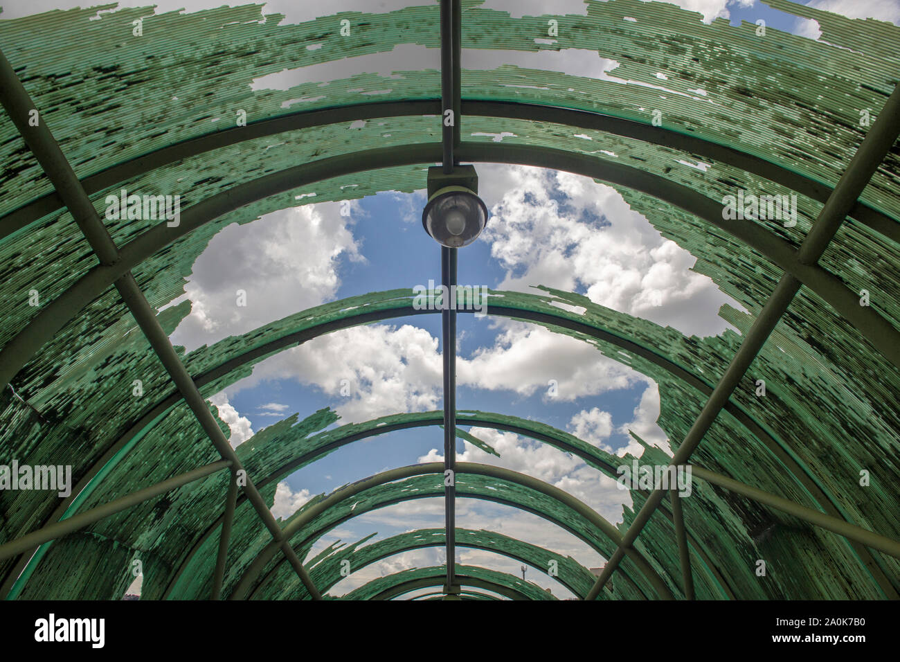 Gebrochene Decke in der Straße Fußgängerbrücke Stockfoto