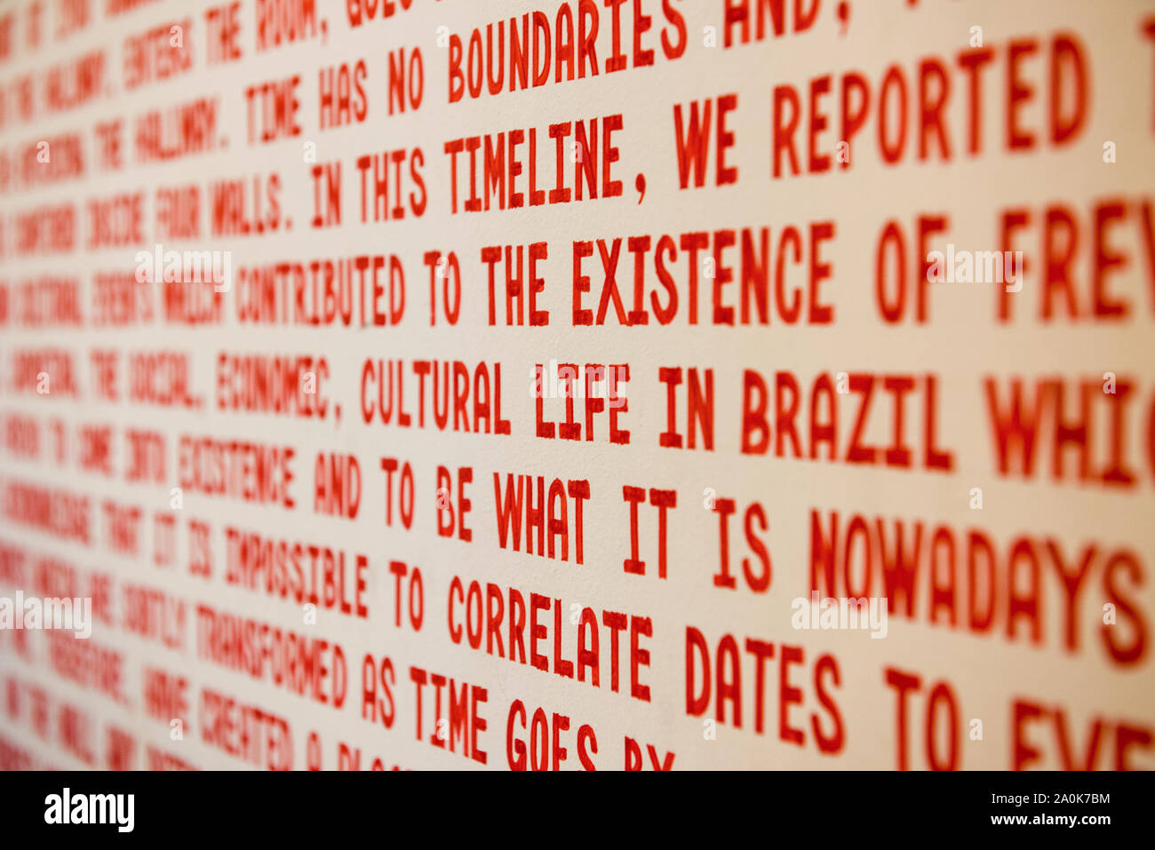 Rötlich englische Wörter auf der weißen Wand geschrieben Stockfoto