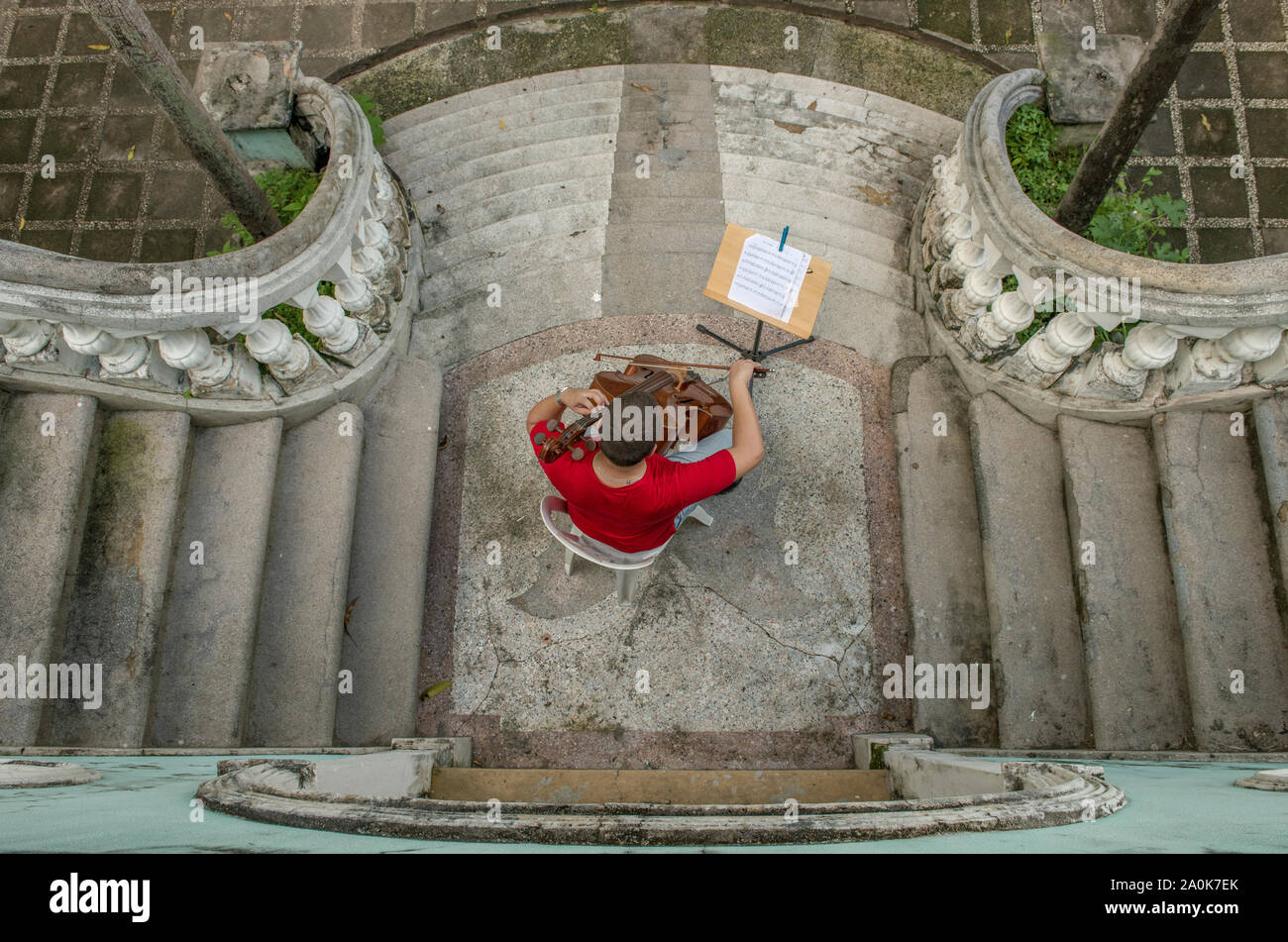 Musik student spielte Cello in einer kolonialen Treppe der Musikschule Stockfoto