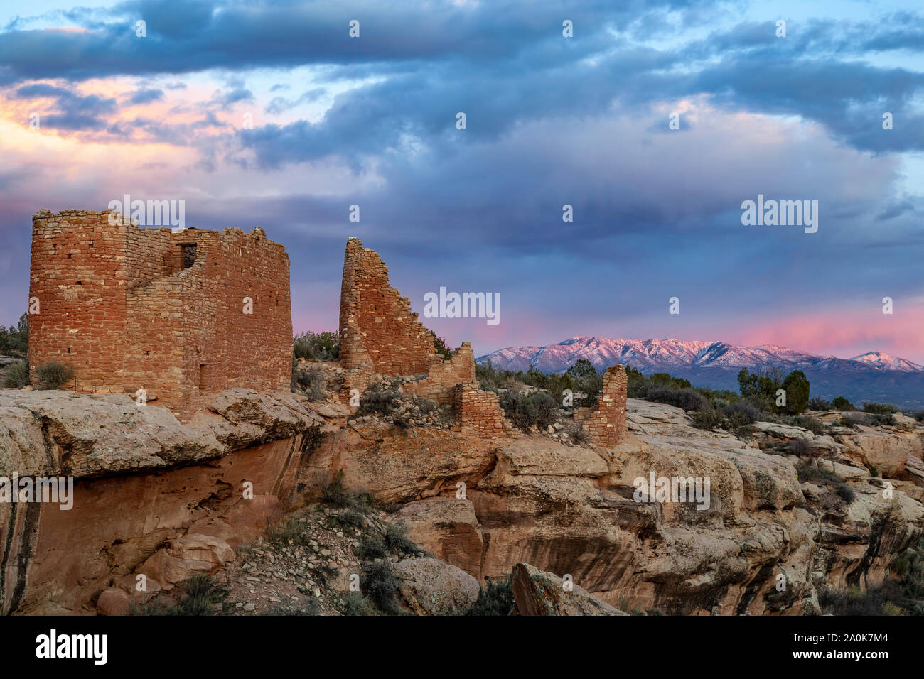 Hovenweep Schloss und Schlafen Ute Berg unter Schnee, Hovenweep National Monument, Utah USA Stockfoto