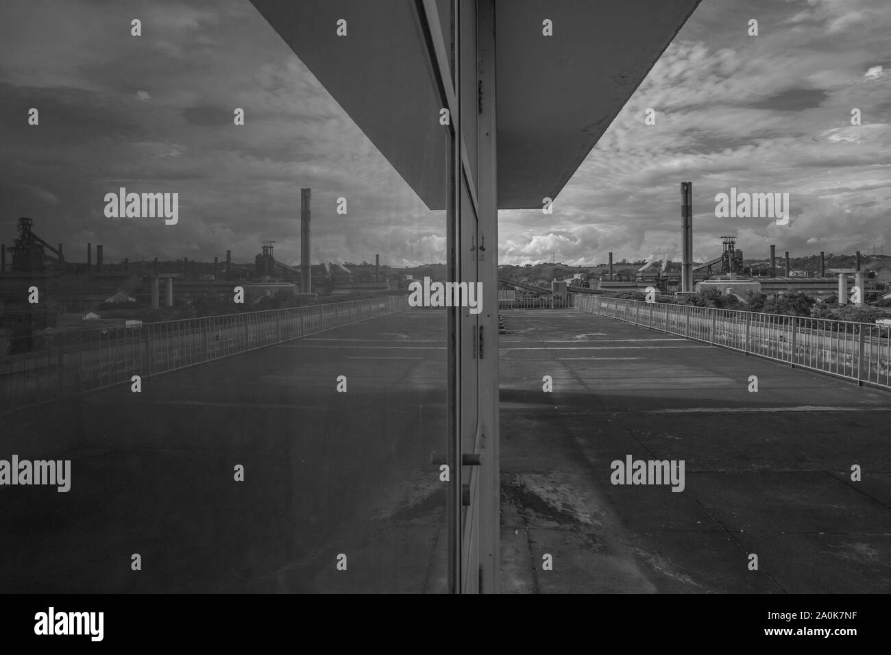 Industrielle Stadt Volta Redonda spiegelt sich auf der Gebäudes Glas Stockfoto