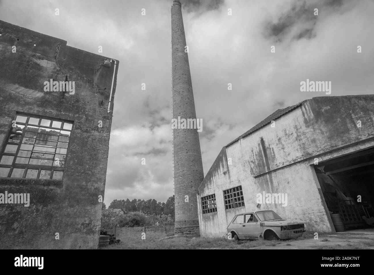 Verlassene Fabrik in Highway Stockfoto