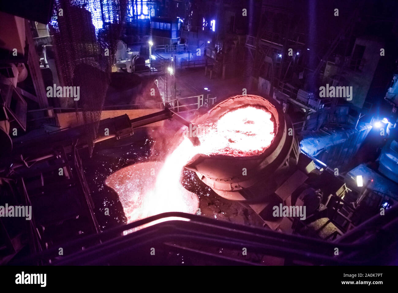 Kessel schmilzt Eisen in das Innere der Stahlindustrie Stockfoto