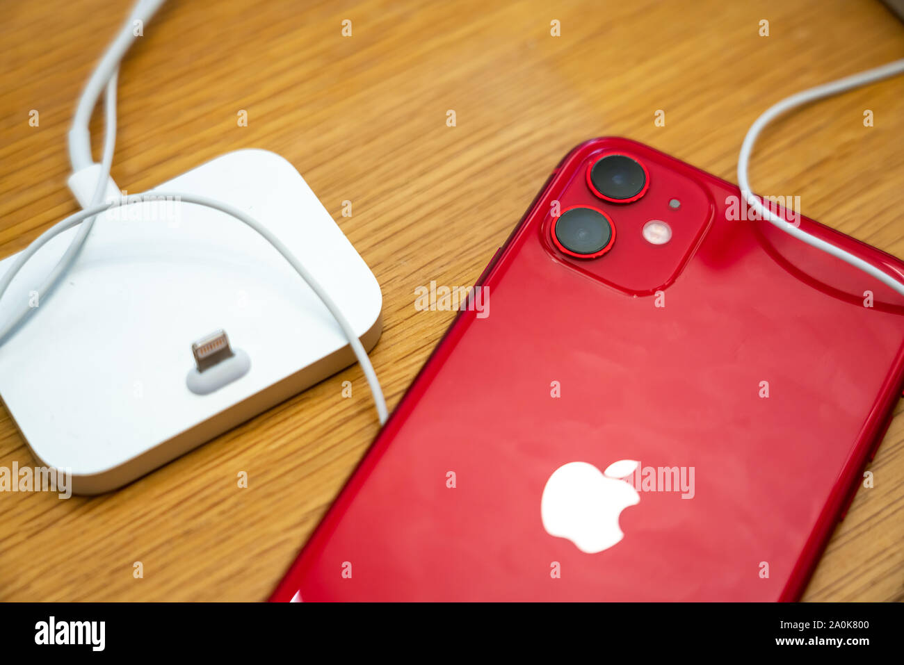 Ein neuer Apple iPhone 11 Modell, das über einen Dual hintere Kamera Design, dargestellt in einem Apple Store an der IFC Mall in Pudong New Area, Shanghai. Apple hat den Vertrieb seiner neuesten iPhone 11 Serie in China. Stockfoto