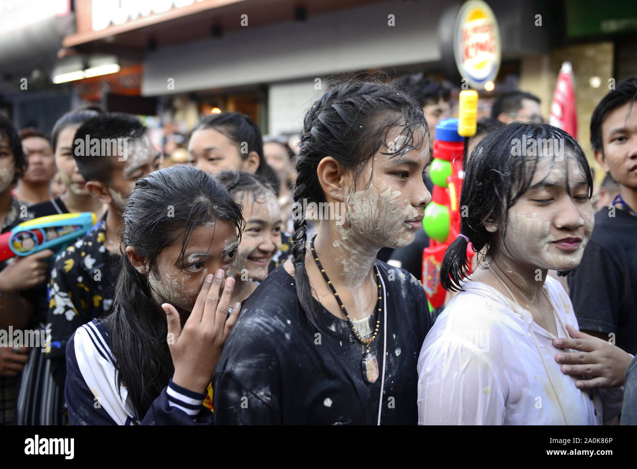 Die Menschen feiern das Songkran Festival Stockfoto