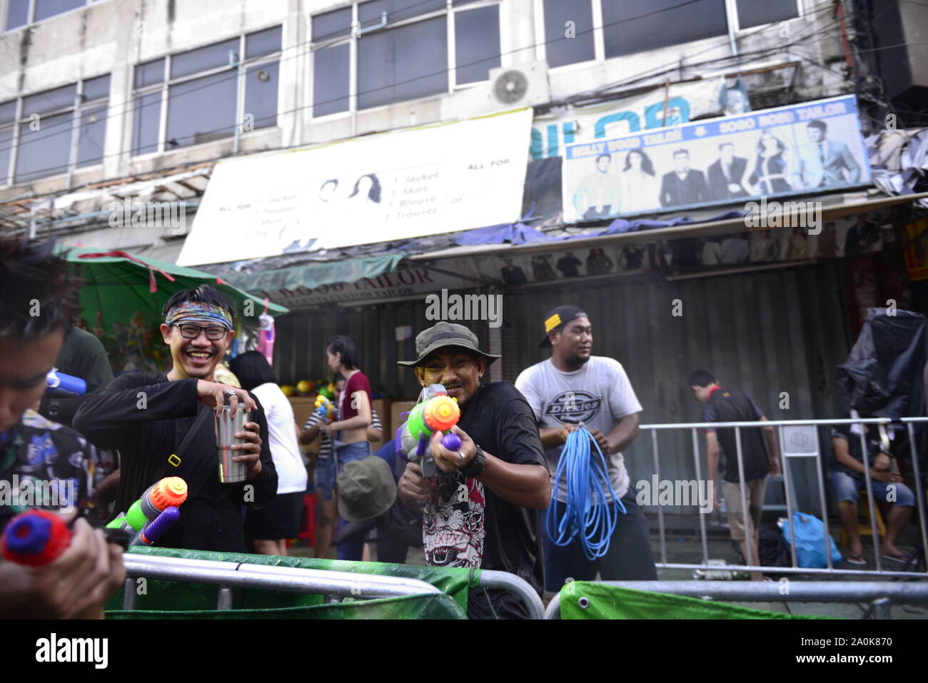 Die Menschen feiern das Songkran Festival Stockfoto